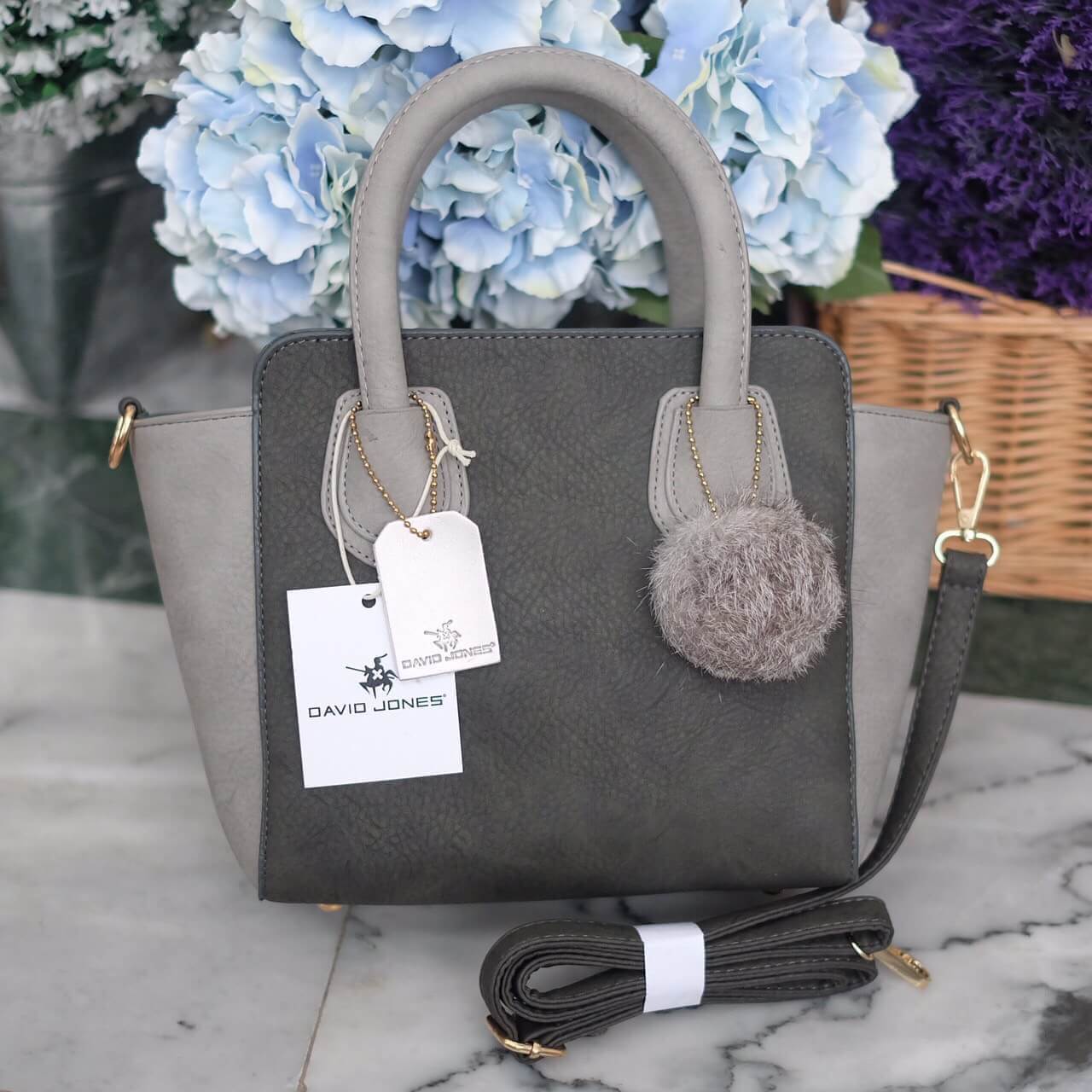 งานแท้ชนช้อป รุ่นใหม่ สีใหม่ D.grey จากแบรนด์ DAVID JONES หนังกลับ สวยมาก แถมทรงเก๋มากๆค่า ตัวกระเป๋าขนาดกะทัดรัด น้ำหนักเบา จุของคุ้มมากๆ คะ สีกระเป๋า เข้ากับชุดง่ายมากคะ มีปอมๆ เข้า set กับกระเป๋าด้วยนะคะ ใบนี้ แนะนำเลยค่าสวยเลอค่า