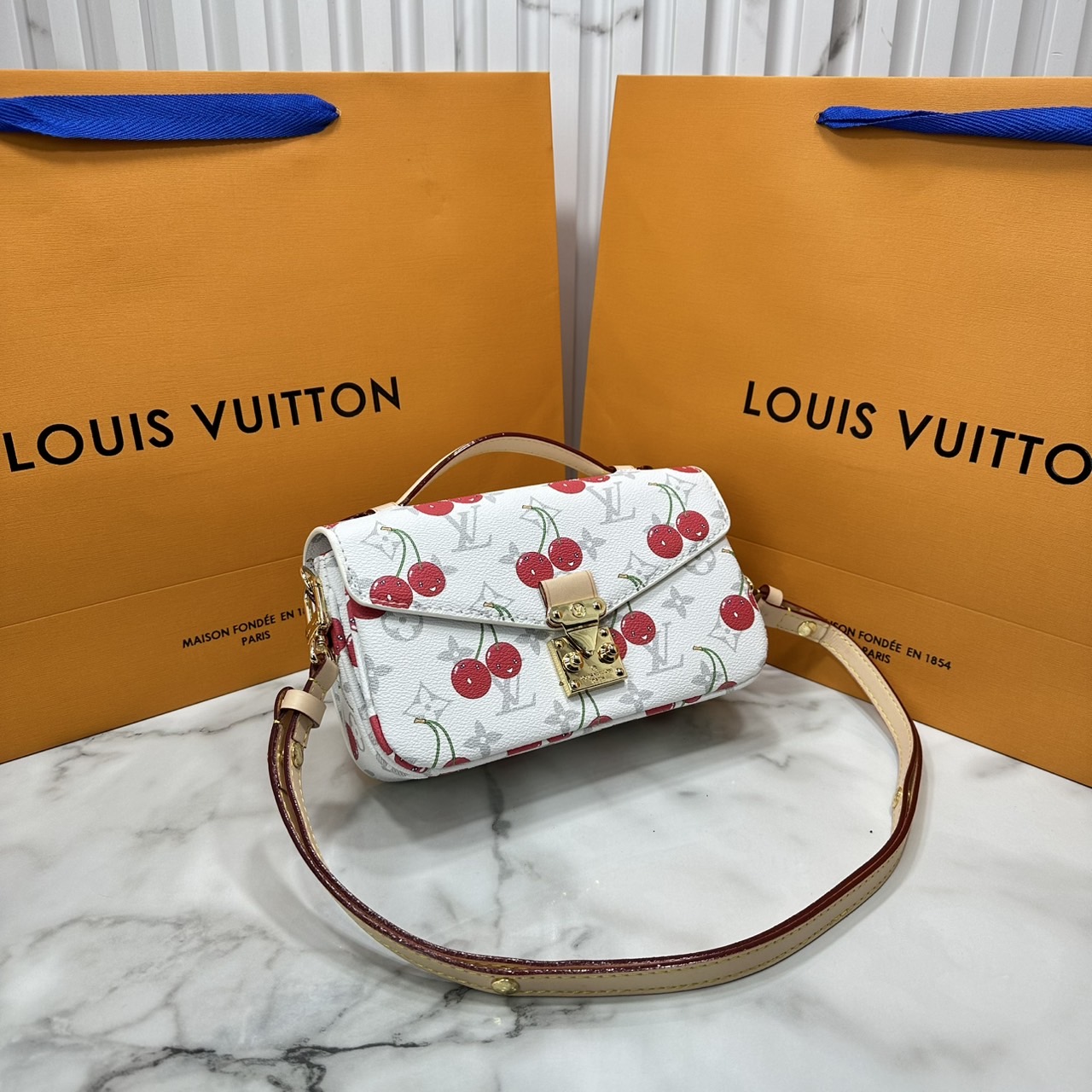 ORI หนังแท้ | LV x TM Pochette Métis East West Monogram cherry canvas กระเป๋าสะพาย ดีไซน์ใหม่โทนสีขาวในเฉดสีฤดูร้อนซึ่งตัดกับลวดลายเชอร์รี่สดใสที่ได้รับแรงบันดาลใจจากศิลปินชาวญี่ปุ่นได้อย่างสง่างาม
