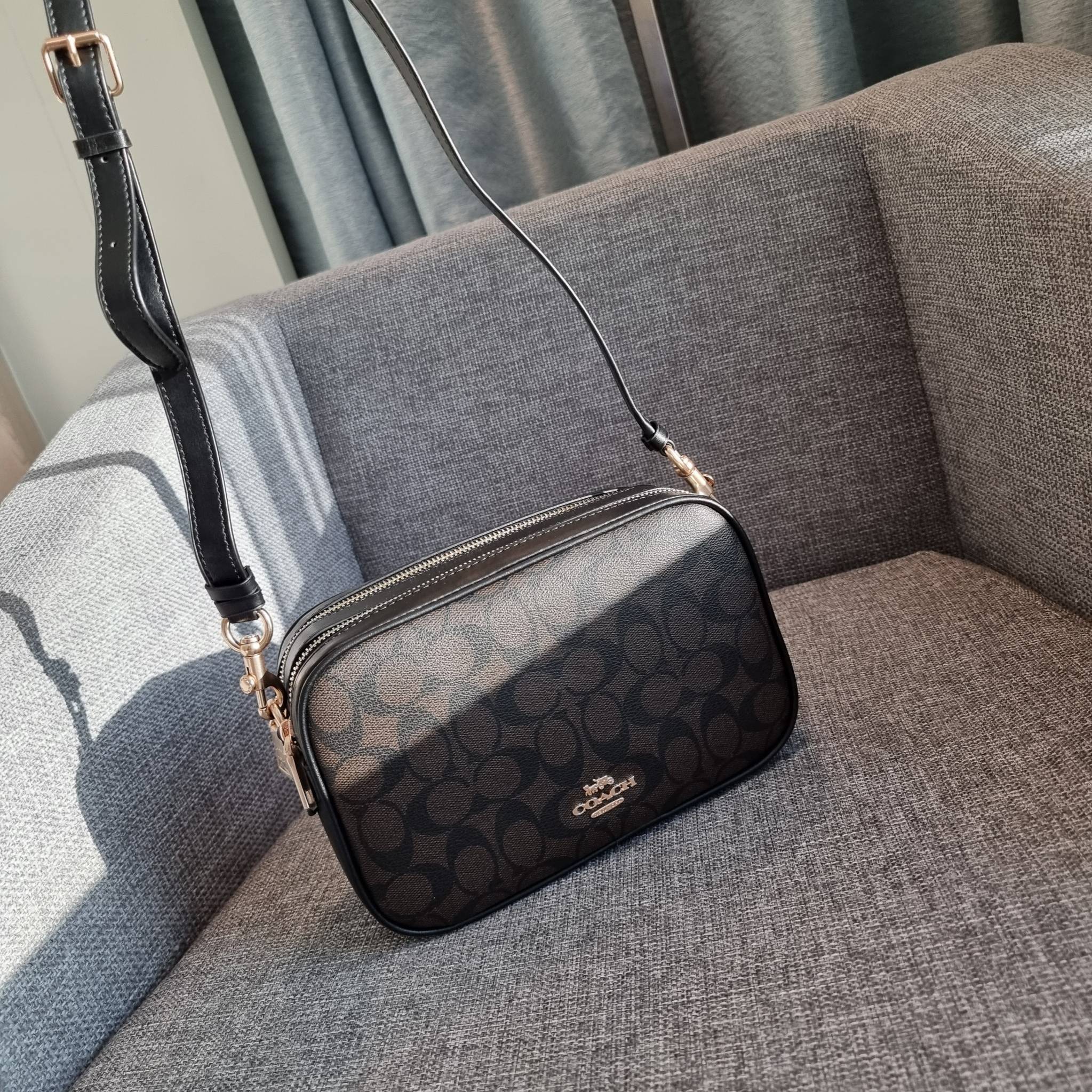 OUTLET 】COACH F68168 JES CROSSBODY IN SIGNATURE CANVAS รุ่นยอดฮิต!! กระเป๋าสะพายข้าง รุ่น 2 ซิป ใบใหญ่จุใจ สีคลาสสิคขายดี!! วัสดุหนังแคนวาสเคลือบลาย เปิด-ปิดด้วยซิป 2 ช่องหลัก ใช้งานง่าย ทรงสวยมากๆรุ่นนี้ มาพร้อมสายสะพาย crossbody ปรับได้ตามตัว ภายในใส่ขอ