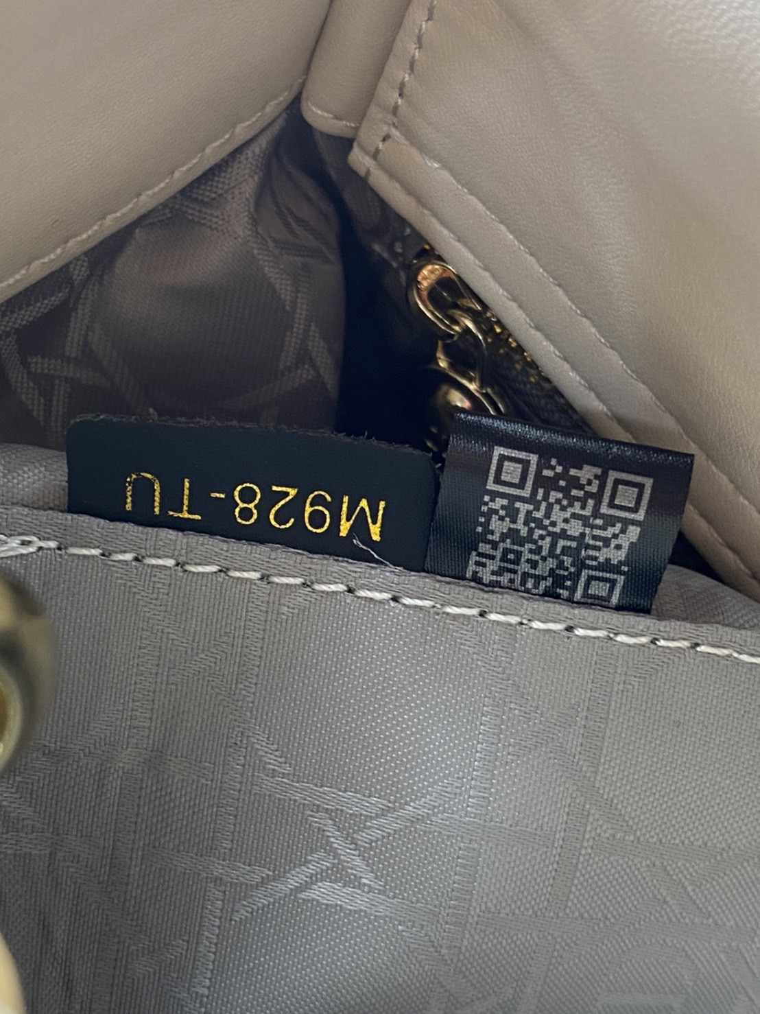 หนังแท้ DIOR LADY BAG 20cm ความสง่างามอีกหนึ่งรุ่นของ Dior รูปทรงสีเหลียม ขนาดกระทัดรัด ตั้งอยู่ทรง ฐานกระเป๋าแข็งแรง มีหมุดรองฐาน ดีไซน์ที่มีเอกลักษณ์เฉพาะตัว ด้านหน้าตกแต่งด้วยตัวอักษร D.I.R ห้อยเป็นพวงกุญแจ จะถือด้วยมือหรือสะพายไหล่ก็ดูดีมากๆ ค่ะ