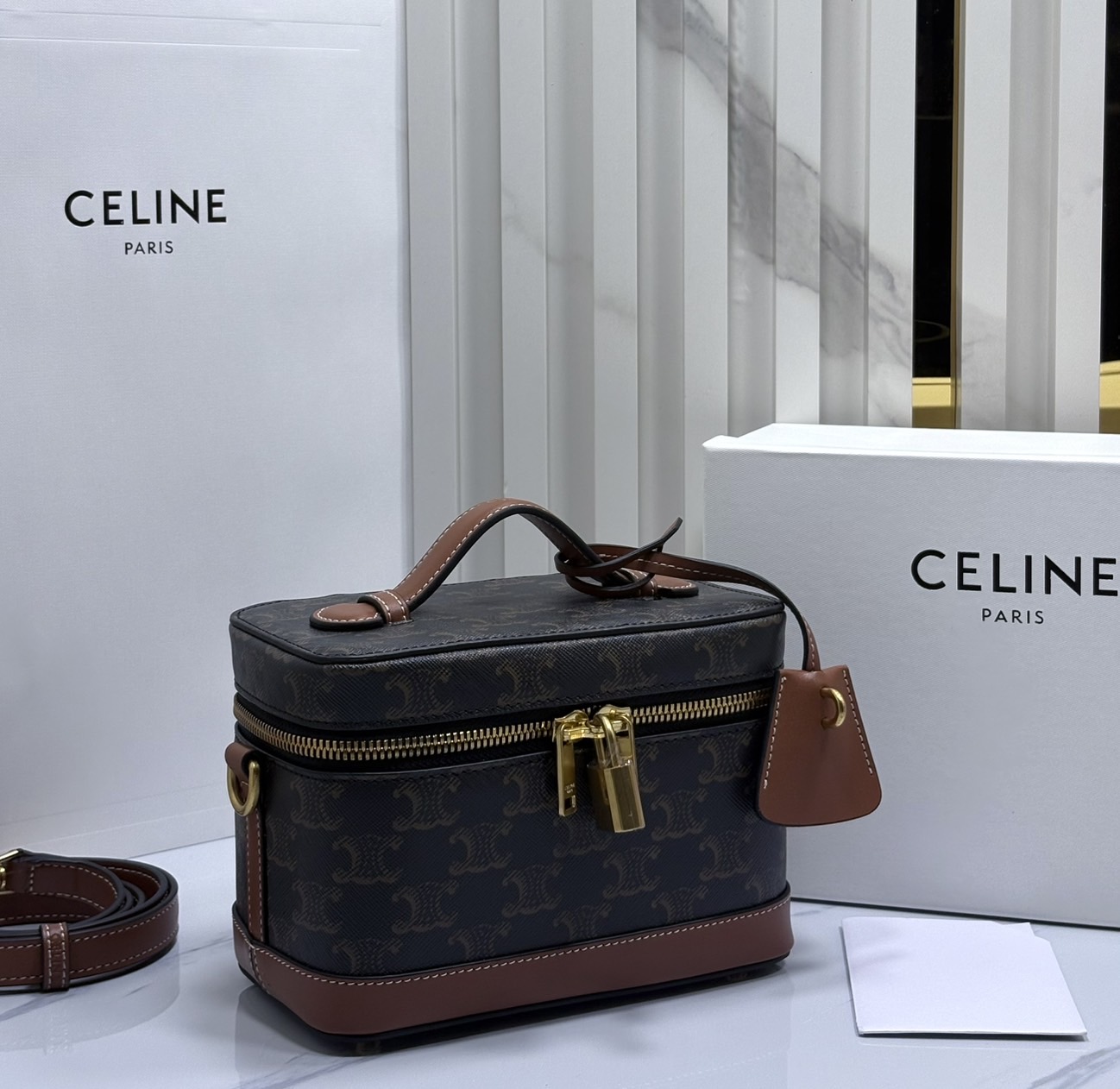 ORI หนังแท้ | CELINE VANITY BAG พลาดไม่ได้เลยกับคอลสุดคิ้ว กับกระเป๋าถือ/สะพายได้ทรงกล่อง ใช้สะพายได้ทุกวันอย่างคล่องตัวดีไซน์ใหม่สวยลาสสิค