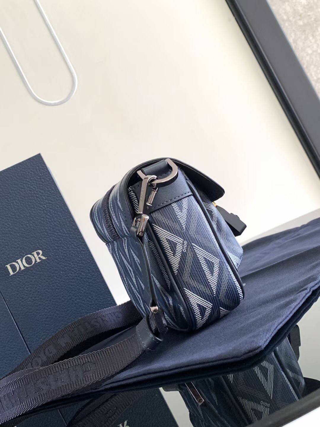 MINI DIOR HIT THE ROAD BAG / Dior Mini Messenger Bag / CD Diamond Messenger Bag ท็อปออริสลับแท้ เกรดดีสุด พร้อมส่ง กระเป๋าสะพาย รุ่นใหม่ล่าสุดคอล Summer 2023 ที่หนุ่มๆไม่ควรพลาด สวยหรูหราเป็นเอกลักษณ์แบรนด์