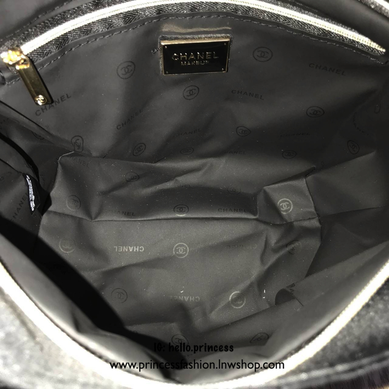 Chanel Beaute Black Sequin Shopping Bag กระเป๋าสะพาย ShoppingBag พรีเมี่ยมกิ๊ฟ Limited Edition ของแท้นำเข้าจากเคาน์เตอร์ Chanel Beaute ขนาดมินิ ด้านหน้า logoCC ประดับเลื่อมสีดำ เปิดปิดด้วยซิป หัวซิปแบรนด์ ภายในมี logo brand และช่องซิป ซับใน 100% Polyester