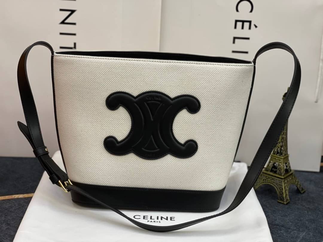 หนังแท้ CELINE SMALL BUCKET CUIR TRIOMPHE IN SMOOTH CALFSKIN / CELINE BUCKET BAG CUIR TRIOMPHE พร้อมส่งที่ไทย คอลเลคชั่นใหม่ ฮิตข้ามปี กับกระเป๋าสะพายทรงถัง ใช้งานง่ายที่สุด สายสะพายในตัว ปรับใช้ได้เลย วัสดุหนังวัว เรียบหรู ผู้ดีไปอีก โดดเด่นด้วยโลโก้เอกล