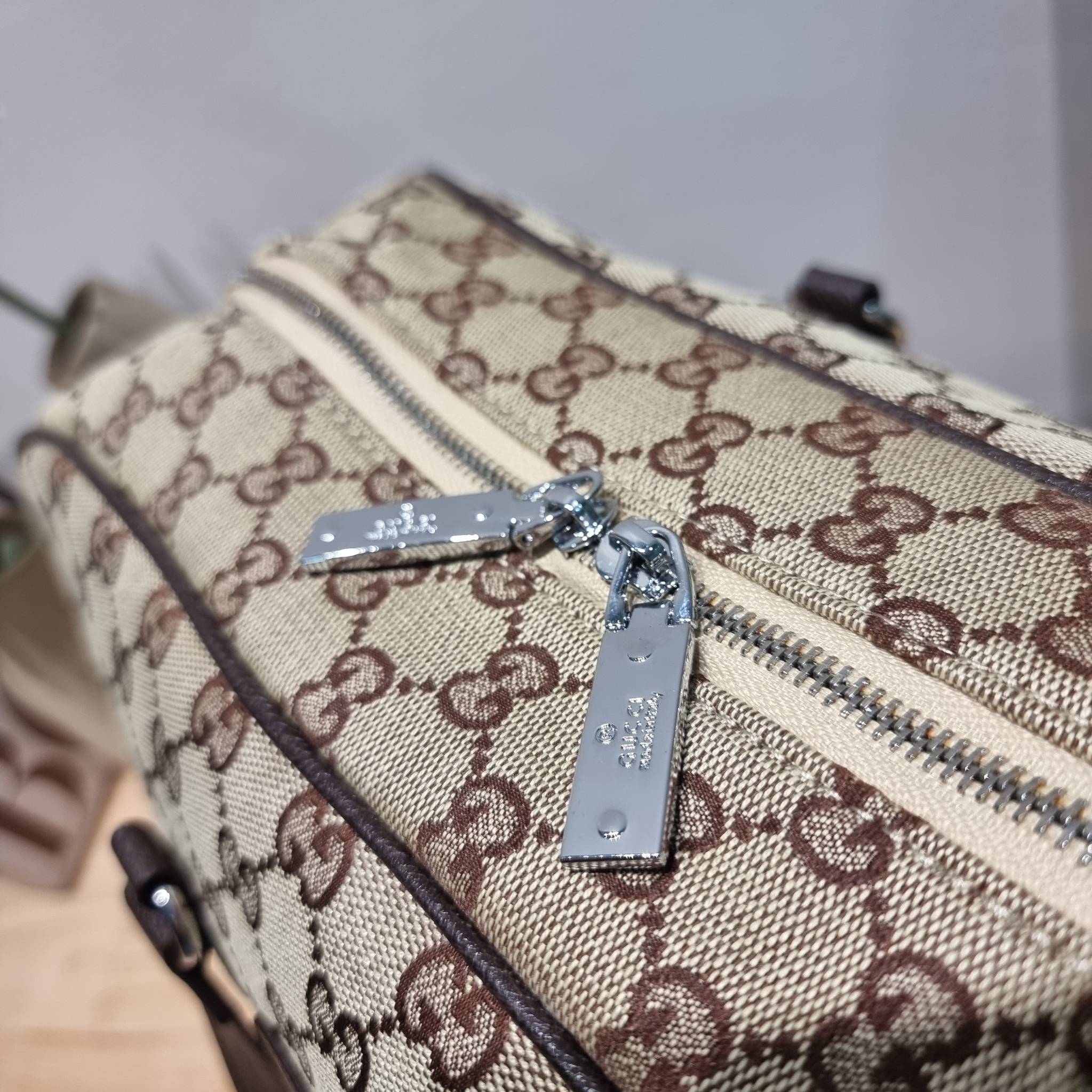 GUCCI Monogram Boston Duffle Bag / Gucci boston travel bag ใหม่ไปเลยกับกระเป๋าเดินทาง เตรียมความพร้อมสำหรับทริปเที่ยวช่วงสิ้นปี!! ดีไซน์เรียบง่าย แฝงความคลาสสิค ที่ใช้ได้ทั้งชายและหญิง วัสดุผ้าแคนวาสทนทาน
