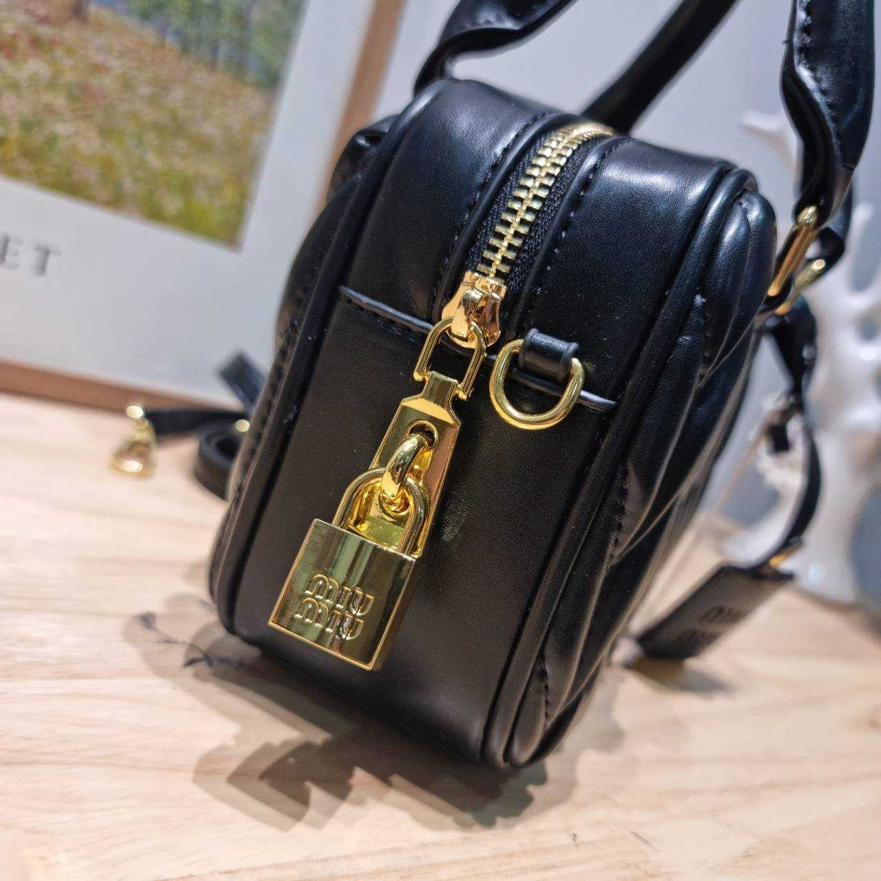 MIU MIU ARCADIE METELASSE MINI LEATHER BAG กระเป๋าถือ/สะพายสุดชิค ที่ไม่มีตอนนี้คือพลาด ดีไซน์เพิ่มดีเทล ด้วยการเดินด้ายเป็นเอกลักษณ์ สวยดูแพง