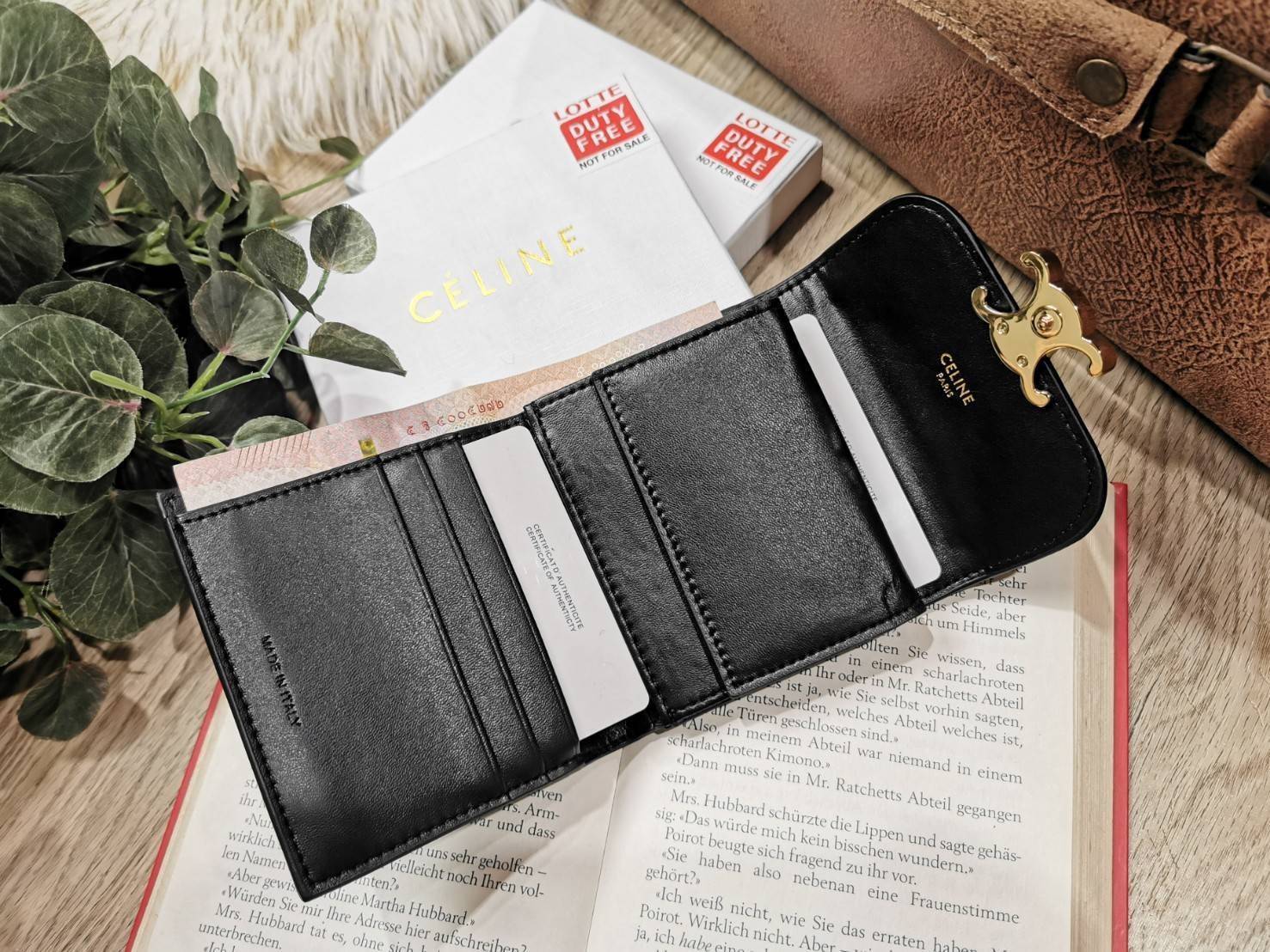 พรีเมี่ยมกิ๊ฟแท้ 100% 】CELINE SHORT WALLET VIP GIFT WITH PURCHASE (GWP) พรีเมี่ยมกิ๊ฟ Limited จาก CELINE HAUTE PARFUME DUTYFREE COUNTER หนังเรียบสวยอยู่ทรงมีโลโก้ด้านหน้าเปิดปิดด้วยฝาพับกระดุม