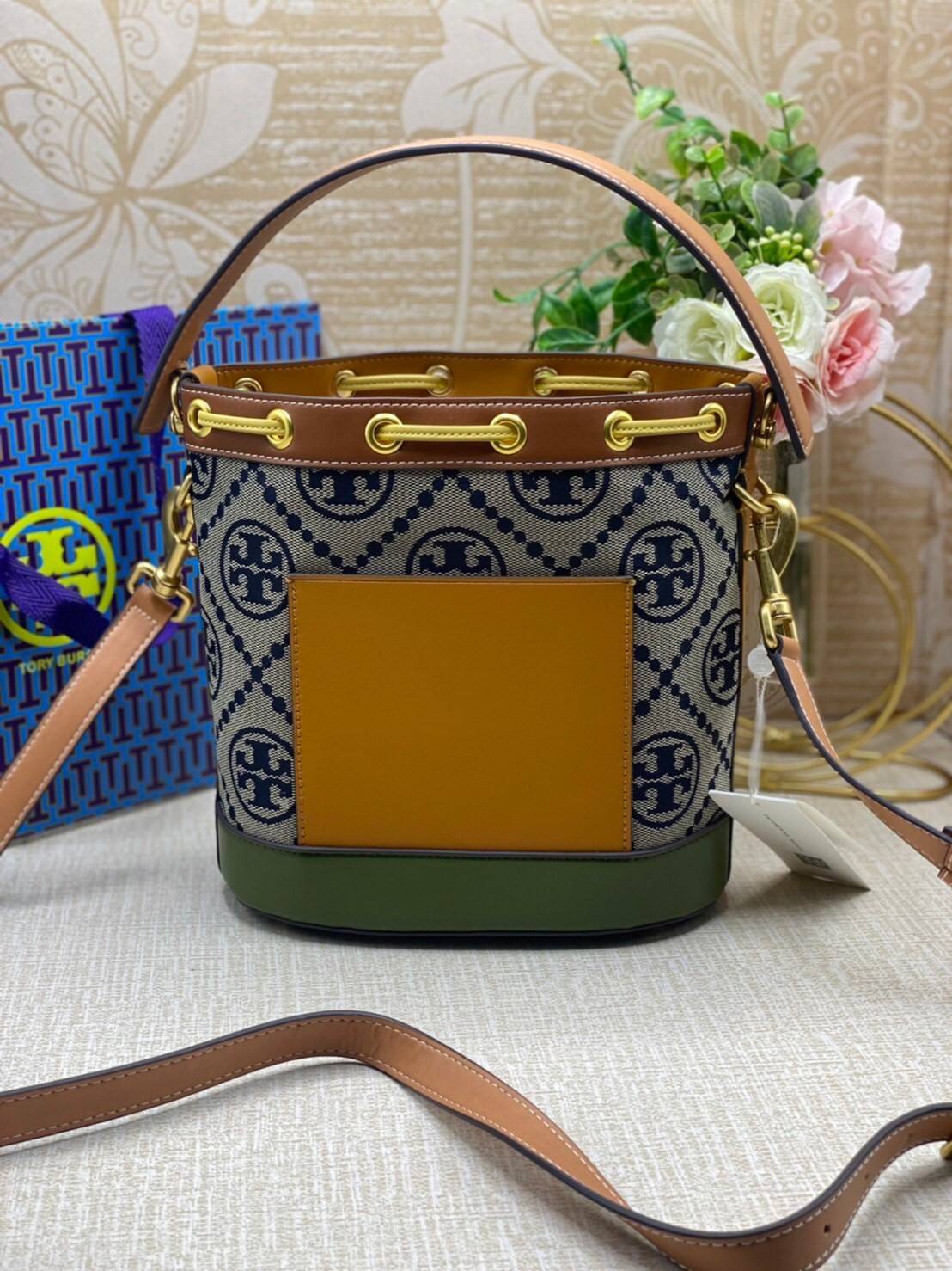 Tory Burch T Monogram Colorblock Bucket Bag กระเป๋าสะพาย ทรงบัคเกต รุ่นฮอต สไตล์ไหนเข้าได้ทุกลุค วัสดุ jacquard ตัดขอบหนังแท้ ภายในเป็นช่องโล่งกว้าง ใส่ของได้เยอะหยิบจับสะดวก มาพร้อมสายสะพายข้างหนังแท้ ถอดและปรับระดับได้สะพายชิวได้ทุกโอกาส