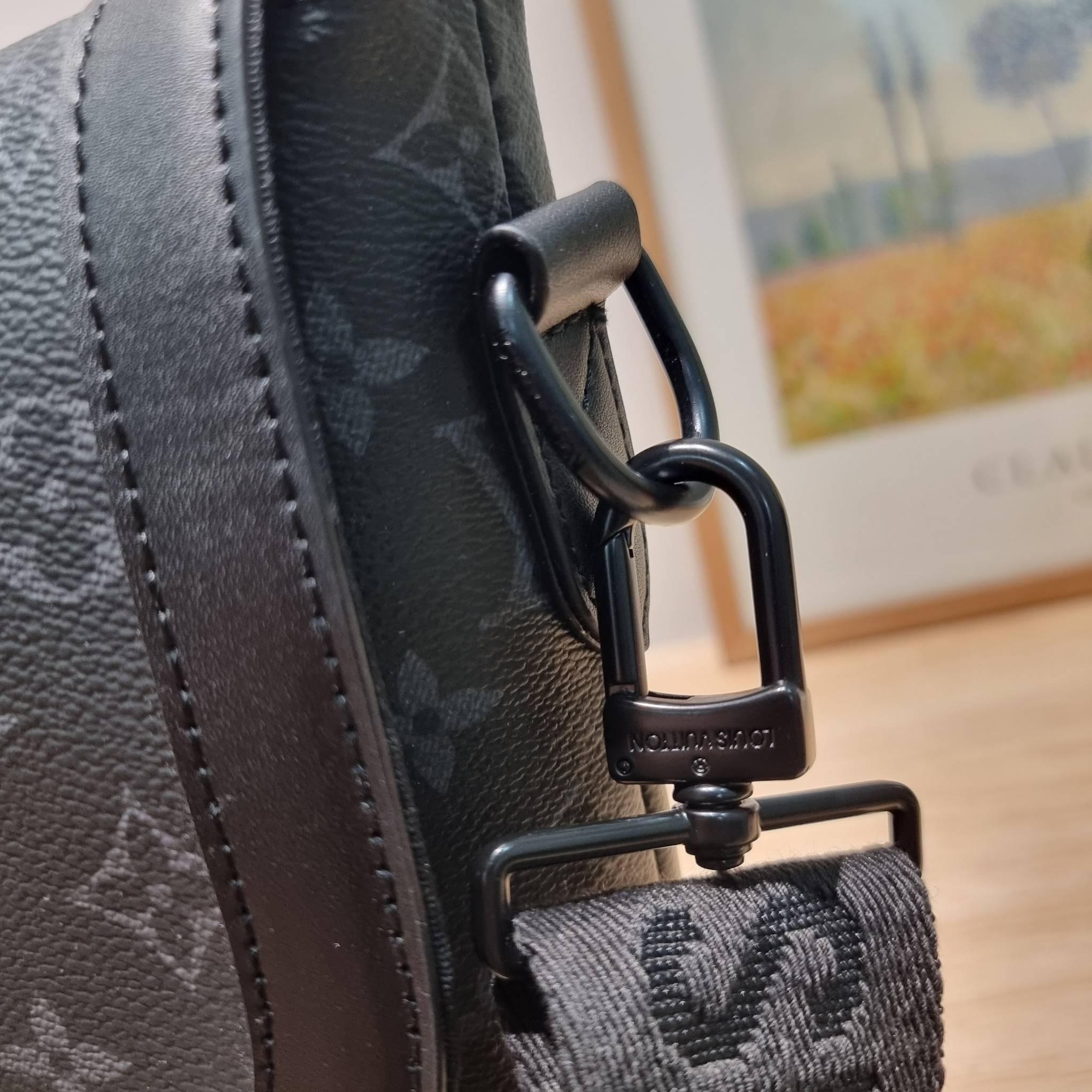 LV SAUMUR MESSENGER Monogram Eclipse Canvas Bag คอลเลคชั่นสุดหล่อ ใหม่ก่อนใคร กับกระเป๋าสะพายทรงแมสเซ็นเจอร์สำหรับหนุ่มๆ ดีไซน์คลาสสิคแฝงดีเทลความหรู