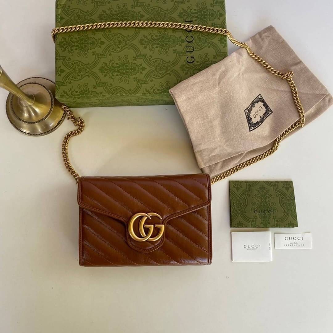 GUCCI Marmont Wallet on chain Leather / GG Marmont Chain Wallet เกรดเทพออริจินอล หนังแท้ งานสวยน่ารักมาก ใส่โทรศัพท์ได้ทุกรุ่น หนังวัวแท้นิ่มมาก ใส่การ์ด ใส่บัตร ได้เยอะมากๆ ฝ่าปิดแบบกระดุมใช้งานง่าย *กระดุมมีโลโก้ Gucci * งานสวยละเอียดยิบย่อยทุกจุด ภาพถ่