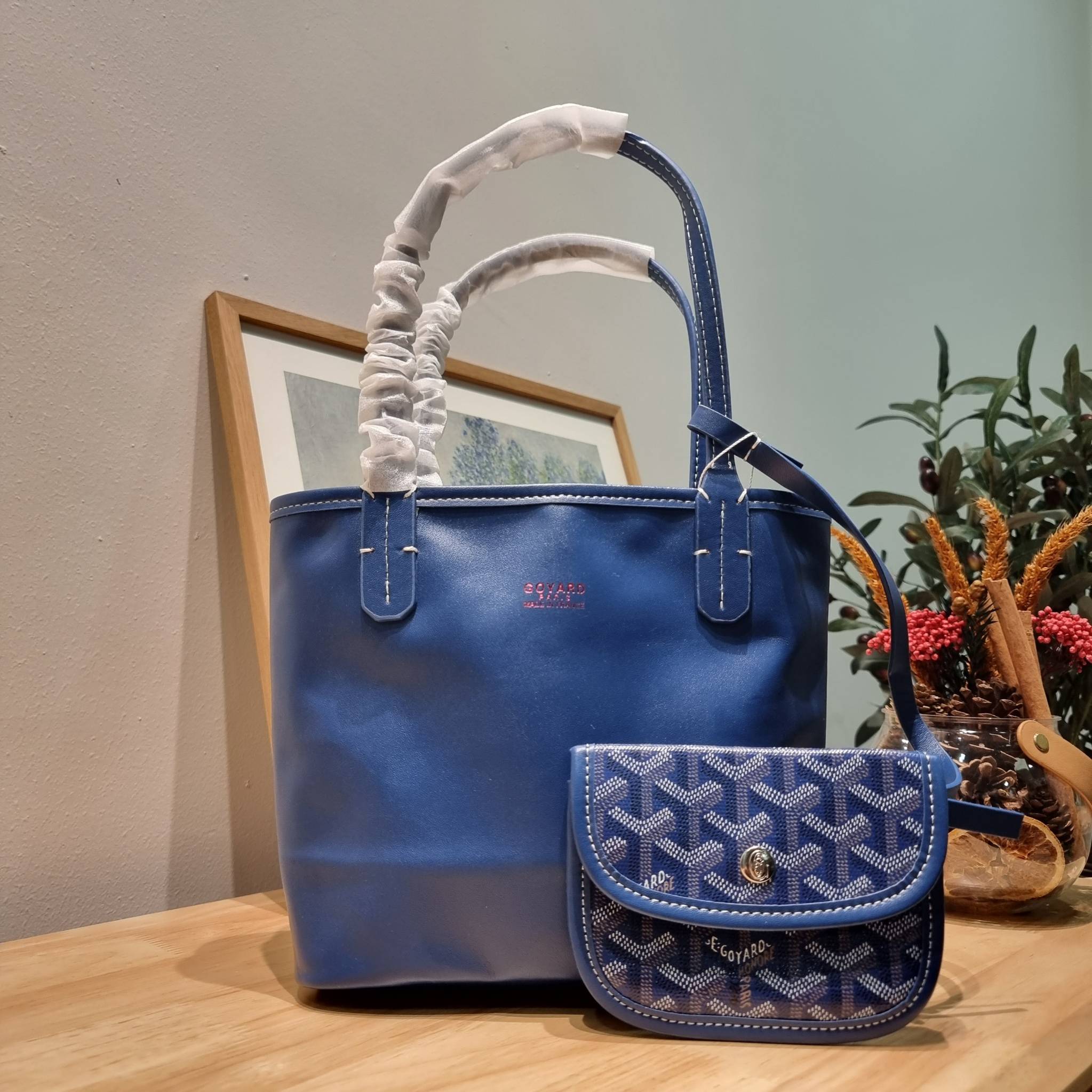 GOYARD MINI ANJOU REVERSIBLE TOTE ฮอตไอเท็ม กับกระเป๋าสะพายทรงโท้ท ไซส์มินิ กะทัดรัดมาก มาครบสีขายดี เลิศทุกสี รูปทรงคลาสสิค ดีไซน์เป็นเอกลักษณ์ ใช้งานได้หลากหลาย สามารถกลับด้านใช้ได้แบบไม่มีเบื่อ