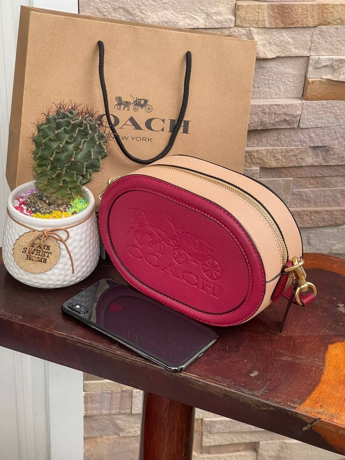 COACH CAMERA BAG IN COLORBLOCK WITH HORSE AND CARRIAGE (COACH C4164) กระเป๋าที่ดีไซน์ออกมาในทรงสะพายไหล่และทรง Camera คาดว่าเป็นรุ่นที่สาว ๆ เห็นแล้วจะต้องสะดุดตาเป็นพิเศษกับดีไซน์อันโดดเด่นที่ดูมีสไตล์ ไม่ว่าจะเป็นในวันสบาย ๆ หรือวันพิเศษก็สามารถนำไปมิกซ