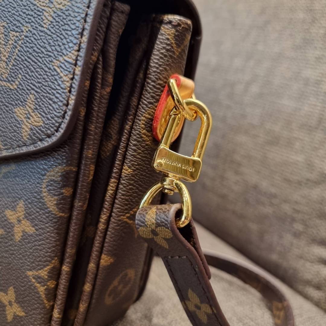 ยกระดับให้ตัวเอง กับไอเท็มสุดเลิศ ที่สาวๆตามหา LV pochette metis กระเป๋าถือ/สะพายทรงสวย คลาสสิค ดีไซน์เรียบง่าย แต่แฝงความหรู วัสดุหนังแคนวาสคุณภาพดี เปิดปิดด้วยตัวบีบล็อค ด้านหลังมีช่องซิปแยก ภายในซับสวยงามมาก ดูแพงที่สุด แบ่งสัดส่วนดูเหมาะ น่าใช้จริงๆ ส