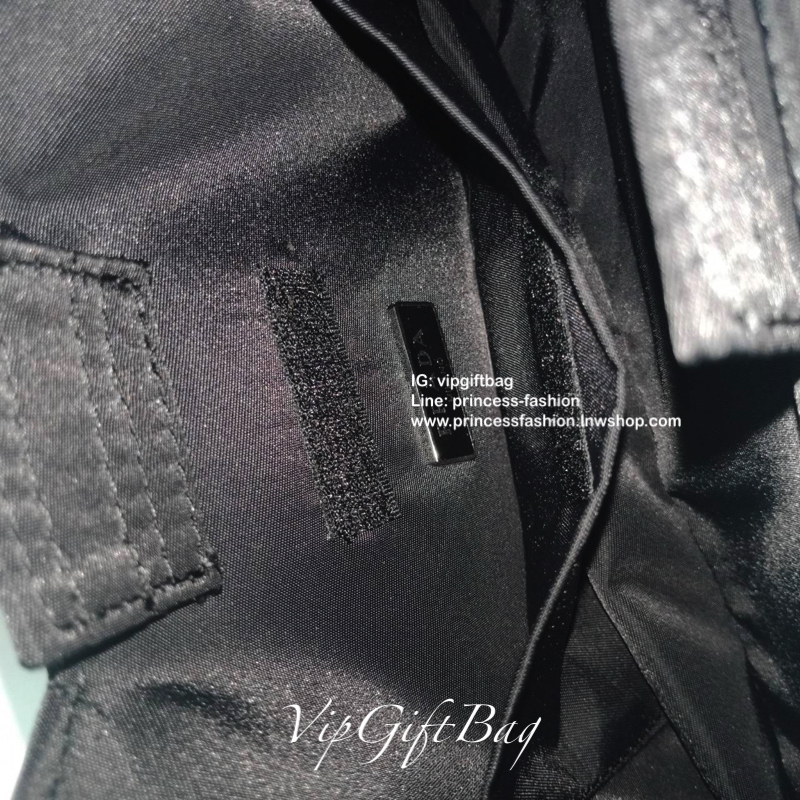 สไตล์คล้องแขนรุ่นใหม่ จากแบรนด์ Prada ขนาดกะทัดรัด แต่ใส่ของได้เยอะคะ ใสกระเป๋าตังยาว ได้สบายๆคะ จะคล้องมือ คล้องแขน สะพายไหล่ แบบไหนก็สวยหรูเหมือนกันคะ ทรงออกแบบมาเพื่อ สาวๆเลยคะ สวยหรูดูแพงมากคะ ทางร้านคอนเฟริมเลยคะ ด้านข้างมีโลโก้แบรนด์ สะดุดตา ดูแพงมา