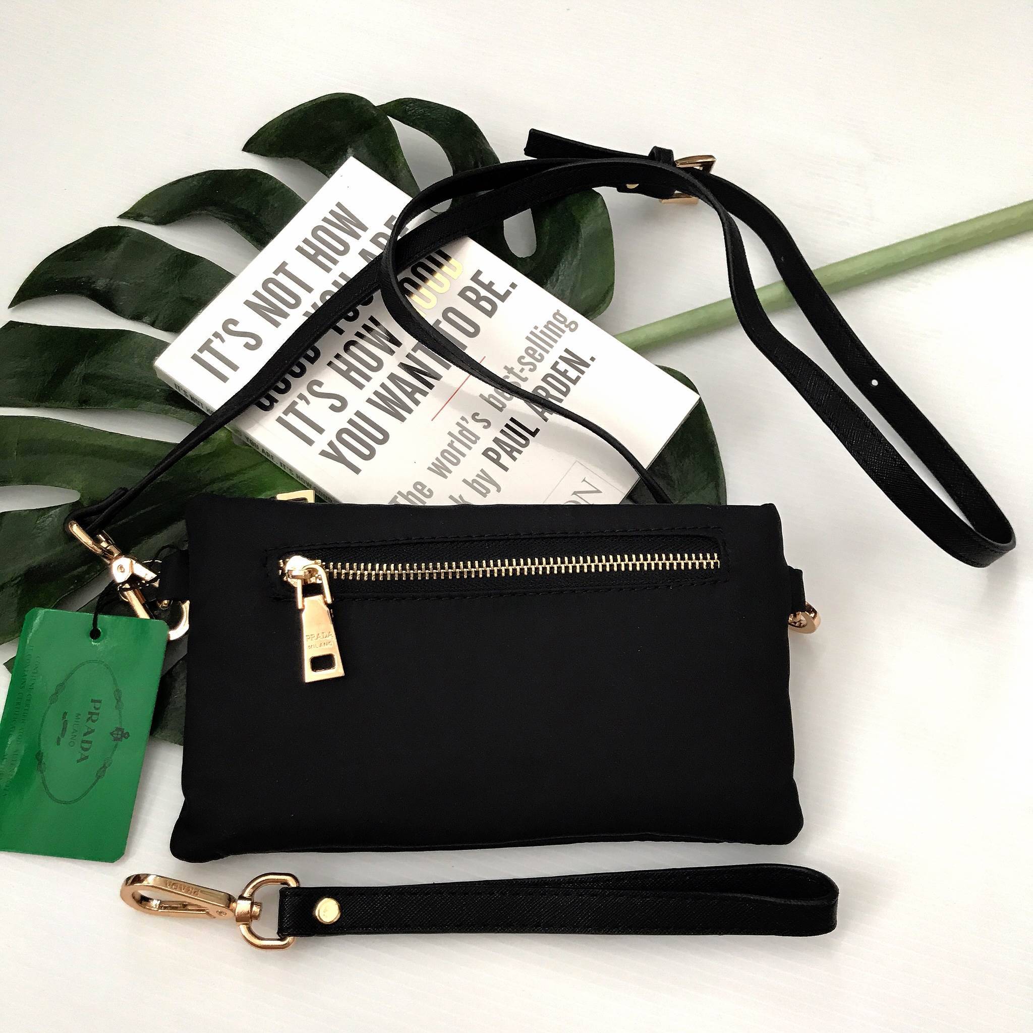 New Arrival! มาใหม่ค้า กระเป๋า Premium Gift จากแบรนด์ Prada ทรง crossbody อีกรุ่นที่ขนาดกำลังน่ารัก ตัวกระเป๋า เป็นไนลอนเต็มใบ กันน้ำ ด้านหน้าประดับโลโก้ อะไหล่ทอง สวยหรูเว่อร์วัง มาพร้อมสาย 2 เส้น สะพายได้และสามารถเป็น cross body ได้ ใส่สายสั้นเป็นคล้องม