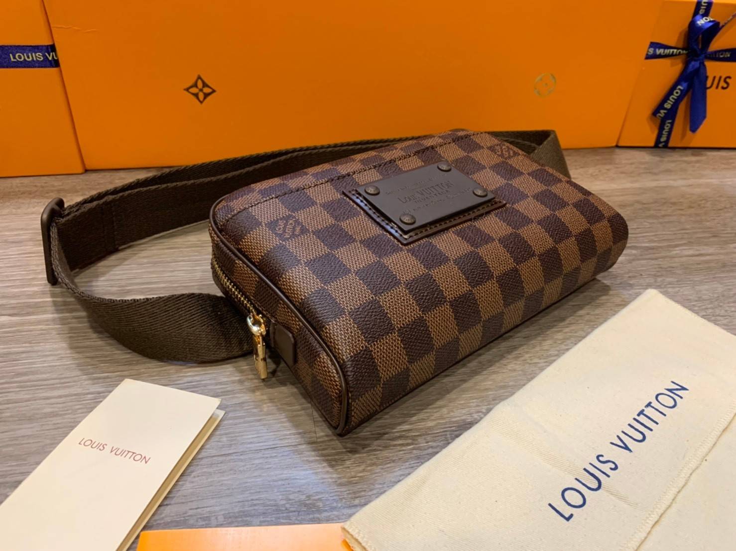 พร้อมส่งที่ไทย!! ที่นี่ที่เดียว LOUIS VUITTON Damier Ebene Brooklyn Bum Bag Louis Vuitton BeltBag กระเป๋าคาดอก คาดเอวสุดหรู งานหนังแท้ มีจำนวนจำกัดนะคะ