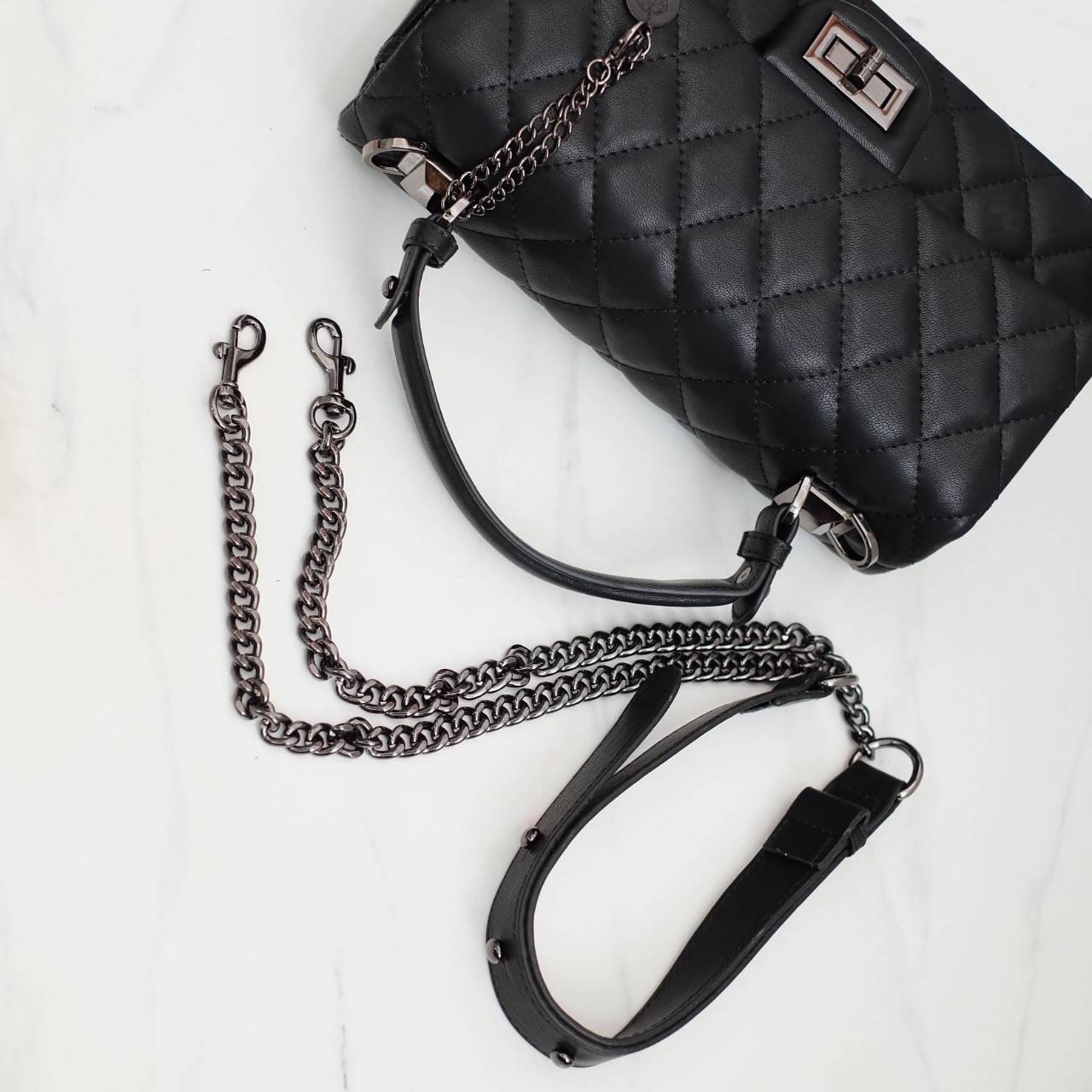 รุ่นขายดี KEEP รุ่น Coco chain handbag ✨ Collectionใหม่ตัวกระเป๋าผลิตจากหนัง Microfiber สวย ทนขึ้นกว่าเดิม การตัดเย็บ นิ่ม ฟู ตึง สวยอยู่ทรงตามแบบฉบับของแบรนด์ รุ่นใหม่ตัวนี้ปักลายตารางสวยหรู การเย็บประณีตทุกตาราง อะไหล่สีดำ เงา เกรดพรีเมี่ยม