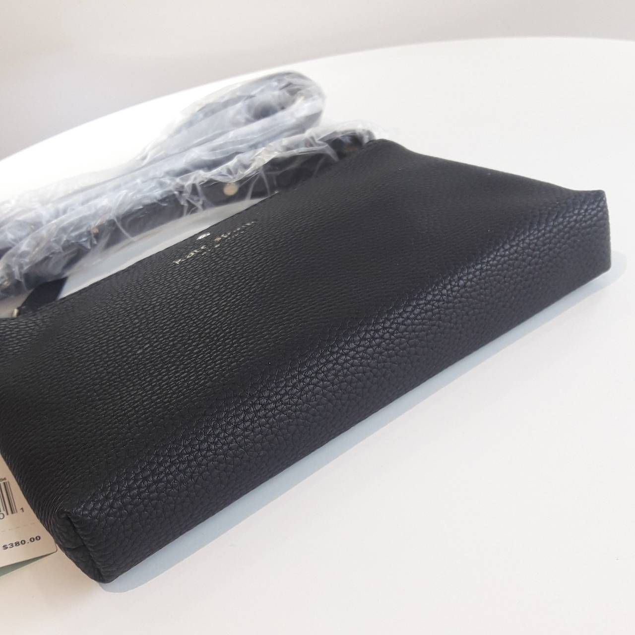 KATE SPADE NEW YORK กระเป๋าสะพายขนาดเล็ก หนังนิ๊มนิ่ม เปิดปิดด้วยซิป มีที่จับหนังเก็ๆ ด้านในมีช่องซิป+ช่องใส่ของจุกจิก ใส่กปต.สั้น + มือถือได้ทุกรุ่น น้ำหนักเบา สายพะพายปรับได้แบบเข็มขัด สะพายชิวๆ Minimal look น่ารักมากๆค่ะ