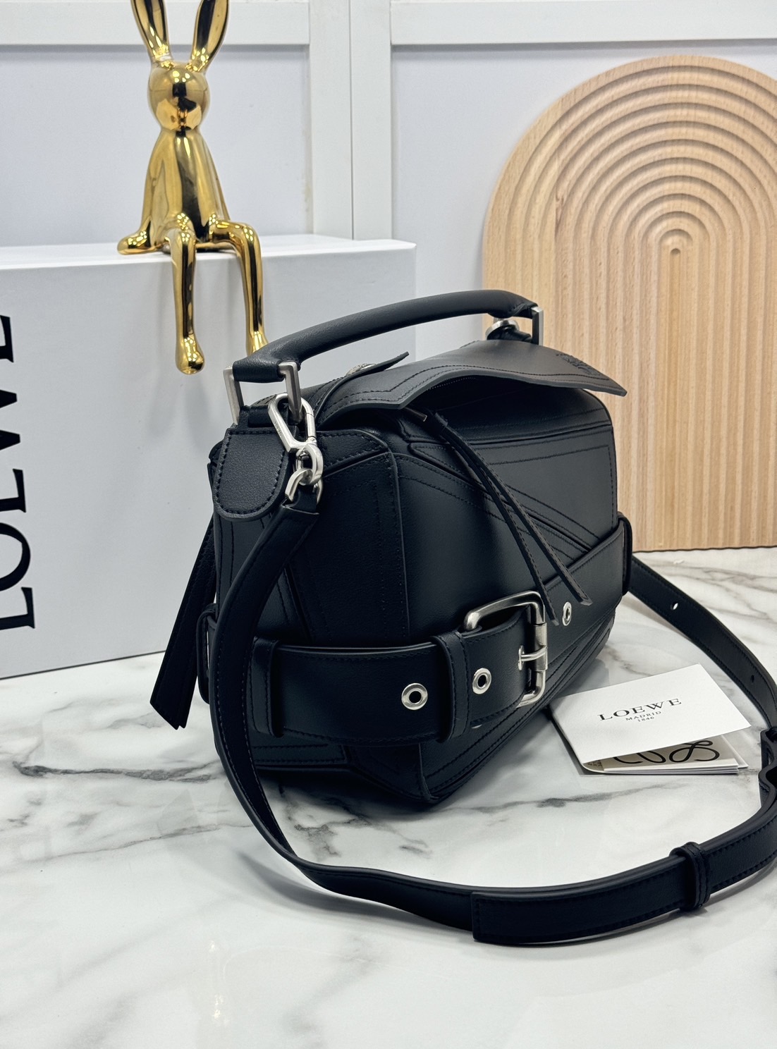 ORI หนังแท้ | Loewe Small Puzzle Biker bag in shiny Leather 24cm กระเป๋าสะพายทรงกล่องพัซเซิล รุ่นใหม่ล่าสุด คล้ายเข็มขัดด้านหน้าสวยเท่โดดเด่นสไตส์ไบเกอร์ ด้วยเส้นสายเรขาคณิตอันโดดเด่นและรูปทรงลูกบาศก์