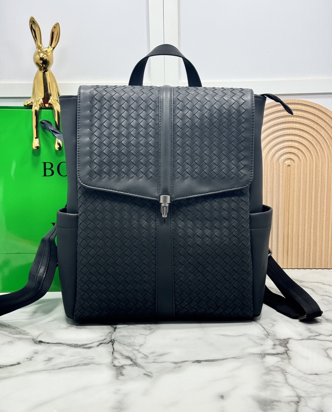 ORI หนังแท้ | Bottega Shadow Signature Flap Backpack / Bottega Backpack กระเป๋าเป้ กระเป๋าสะพายหลัง โดดเด่นด้วยงานสานตารางสวยคลาสสิคเรียบหรูเป็นเอกลักษณ์