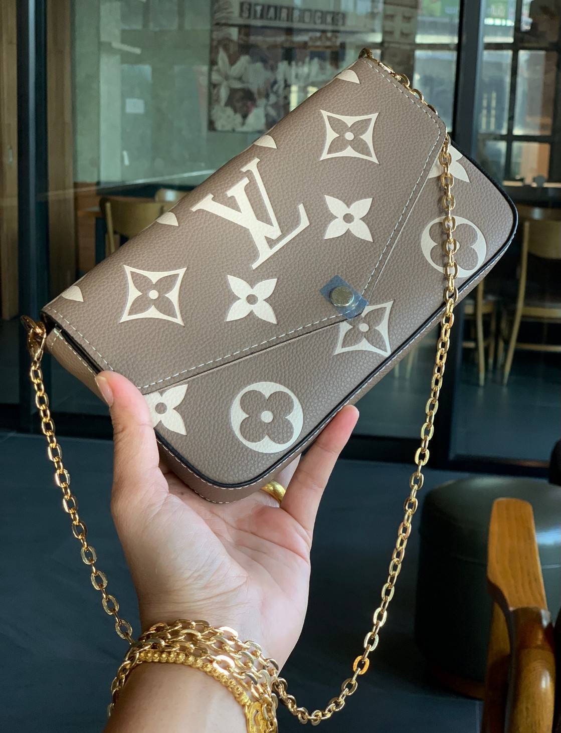 VIP 】Louis Vuitton Pochette Felicie ใบจริงหนังสวยมากๆค่า! ✔️กระเป๋าแบบคลัท มีสายสะพายโซ่มาให้ด้วยค่ะ ✔️หนังแกะสังเคราะห์อย่างดี ลายหนังสวย ปั้มลายแบรนด์ทั้งใบ ✔️รุ่นนี้มาพร้อมกระเป๋าเล็ก สำหรับใส่บัตรได้1ใบ//ใส่ธนบัตรแบบมีซิปรูดอีก1ใบ