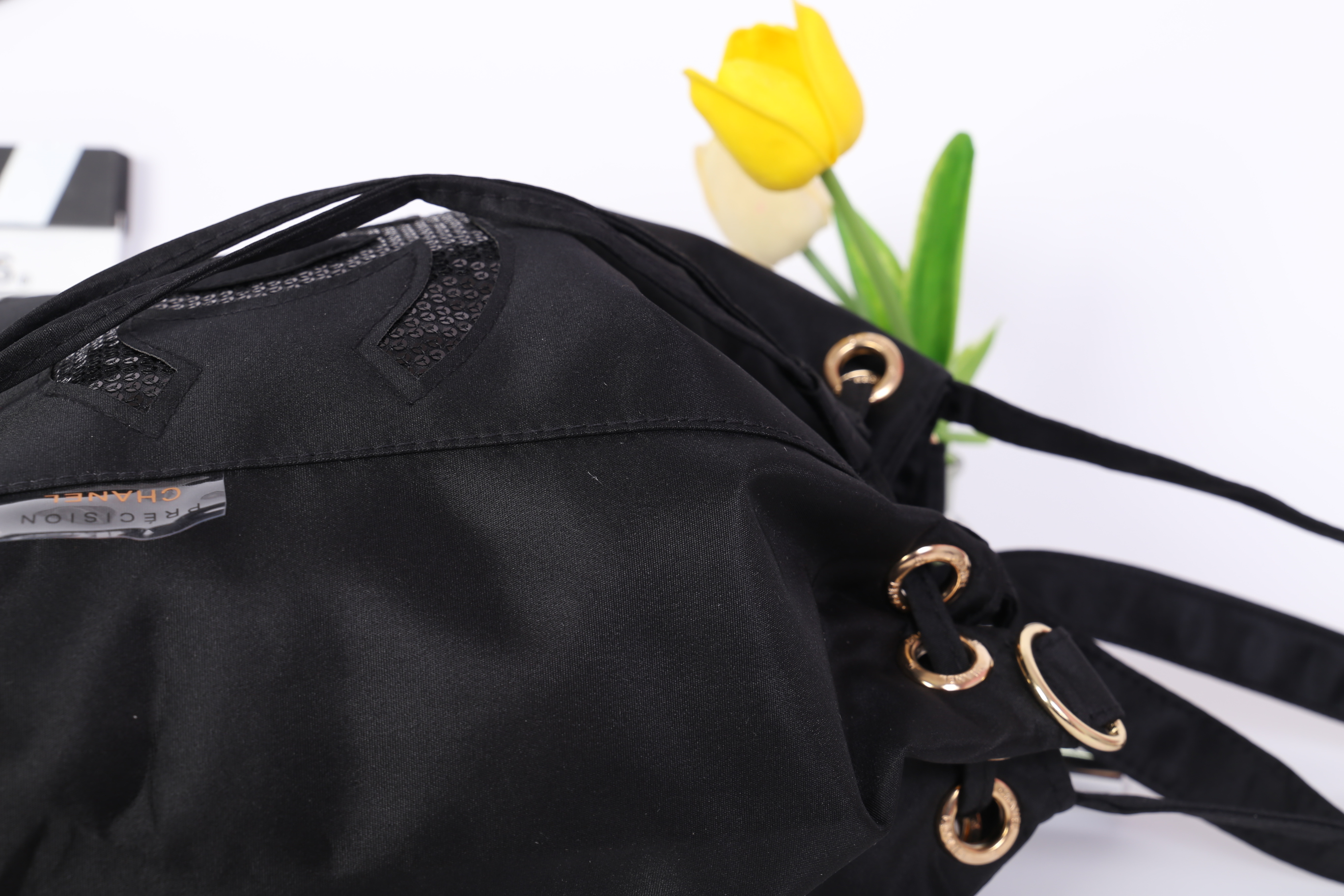 Chanel Drawstring Cross-body Bag (2017) วัสดุ (Material) : Nylon กระเป๋าจากแบรนด์ chanel รุ่นใหม่ปี 2017 มาแล้วค่า ไม่ต้องบรรยายดูจากรูปได้เลย สวยมาก ได้ลุคคุณหนูมากกก ตรงอะไหล่ทองปั๊มโลโก้ อย่างดี เป็นทรงกระดุมแม่เหล็กค่ะ