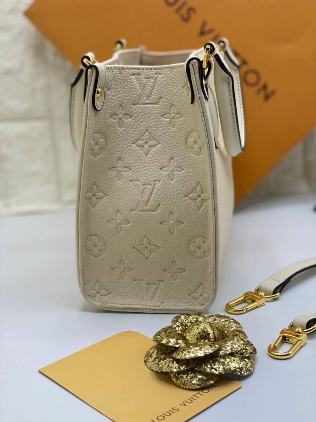 พรีเมี่ยมกิ๊ฟแท้ 100% 】พร้อมส่งที่นี่ที่เดียว VIP gift Louis Vuitton Onthego งานหนังแท้ จุของได้เยอะมาก มี 5 สี