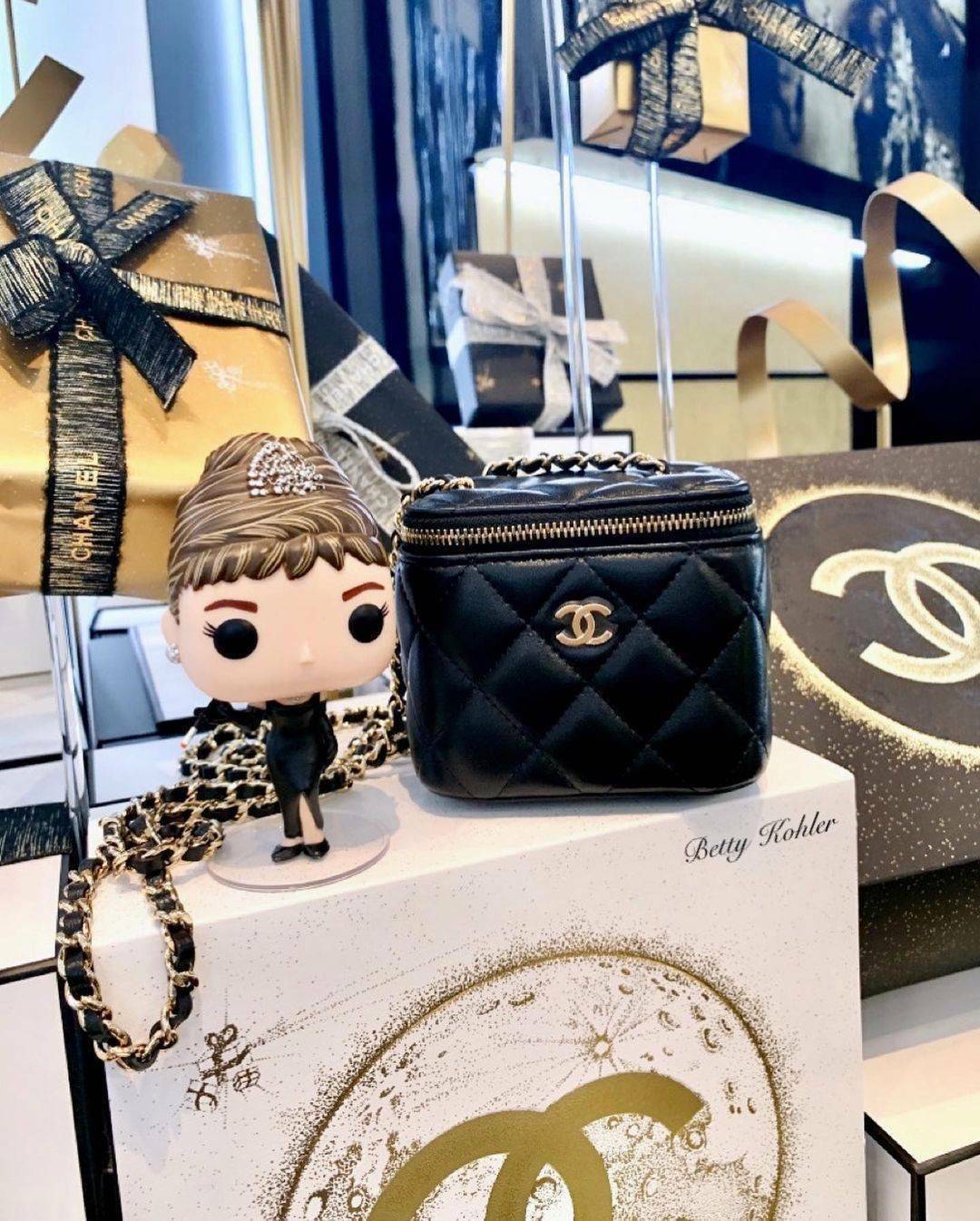 พรีเมี่ยมกิ๊ฟแท้ 100% 】Chanel Mini Clutch Bag With Chain VIP Gift With Purchase (GWP) กระเป๋าสะพายพรีเมี่ยมกิ้ฟทรงเหลี่ยมขนาดมินิสุดน่ารักดีไซน์สุดฮิตหนังเรียบสวยอยู่ทรงเปิดปิดด้วยซิปคู่สะดวกใช้ ด้านหน้าประดับโลโก้แบรนด์อะไหล่ทอง