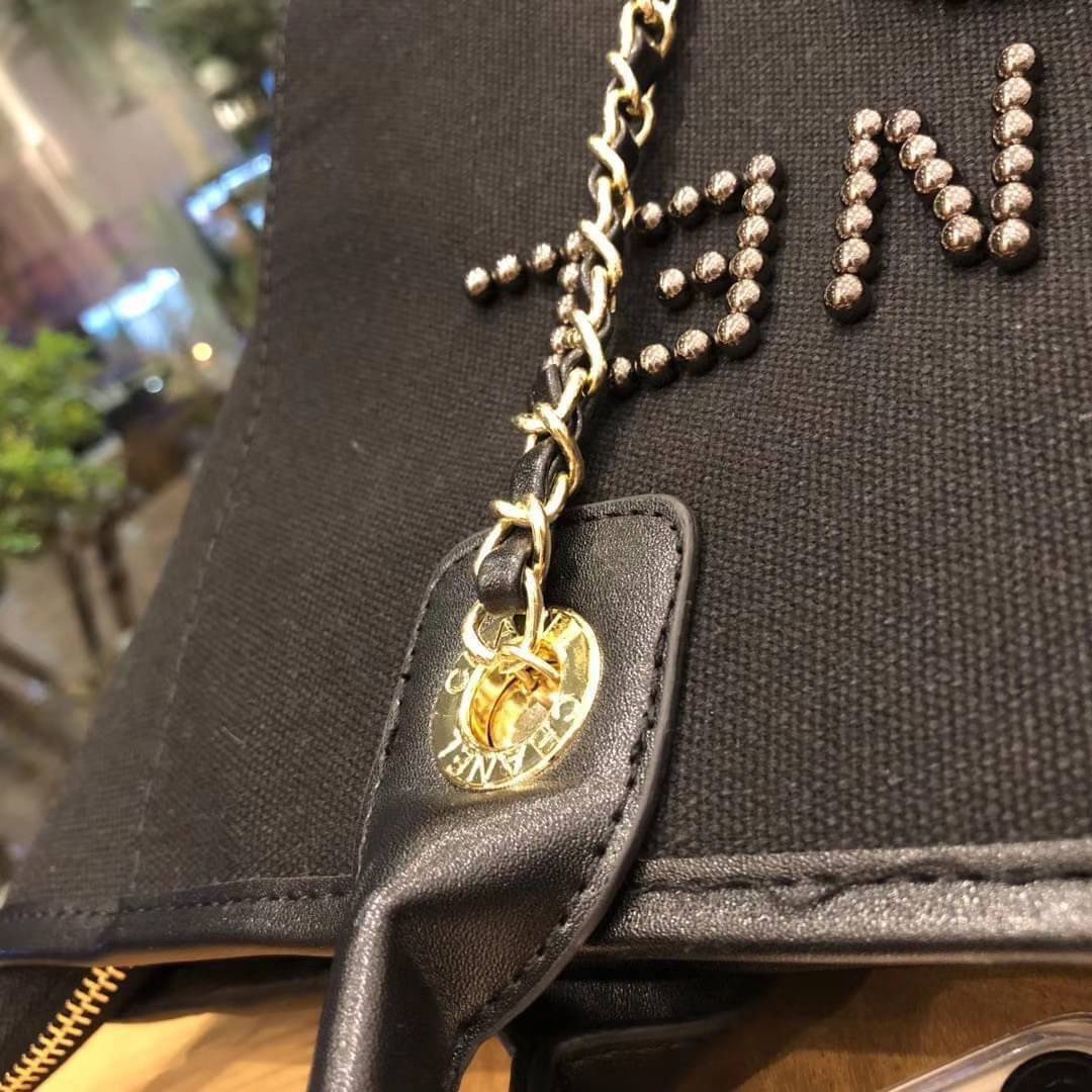 Chanel Shopping Bag VIP Gift denim canvas and leather กระเป๋าผ้าแคสวาส งานปักมุกหรูหรามาก เกินเรื่องมาก ดูแพงสุด!! งานแพงงานสวยจ้า ใบใหญ่จุใจใส่ของได้เยอะ ตามคำเรียกร้อง ถือชิคๆๆ เหมาะกับSummerสุดๆ มีใบเดียวจบ สวยหรูคุณนายสุดๆเลิศมากค่า