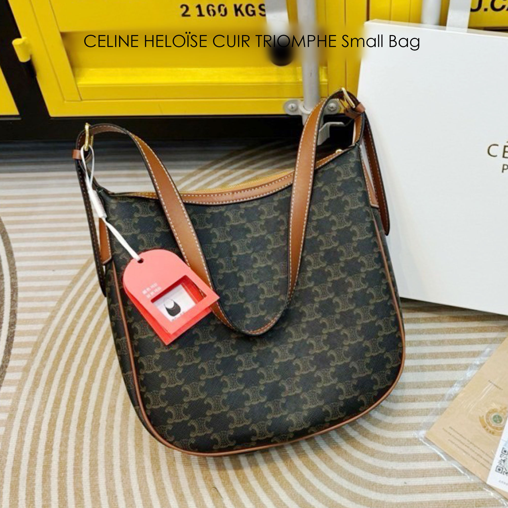 CELINE HELOÏSE CUIR TRIOMPHE Small Bag in Triomphe Canvas กระเป๋าสะพายทรงโฮโบ คอลเลคชั่นใหม่ ฮิตข้ามปี ใบใหญ่จะสัมภาระได้เยอะ รูปทรงใช้งานง่ายที่สุด สายสะพายในตัว สวยหรูผู้ดี