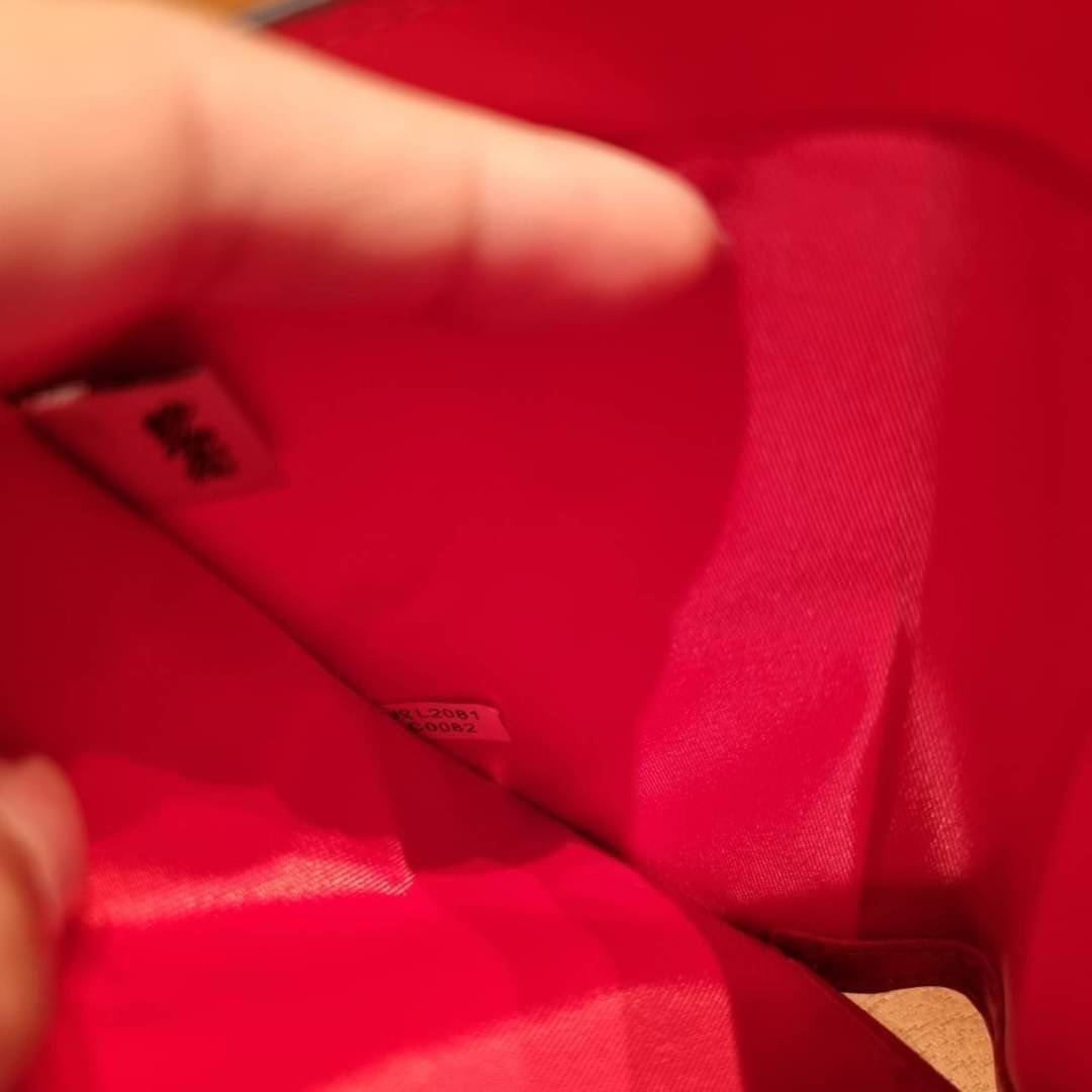 COACH C0082 MEDIUM CORNER ZIP WALLET IN SIGNATURE CANVAS ดีไซน์ใหม่ล่าสุด!! กระเป๋าสตางค์ใบกลาง 👛 ขนาดกำลังเหมาะมือ วัสดุหนังแคนวาสเคลือบลาย ดูแลรักษาง่าย มีช่องใส่บัตรและธนบัตรครบ และช่องซิปแยกไว้ใส่เหรียญ ครบเซ็ทแบบนี้เหมาะส่งต่อเป็นของขวัญที่สุ