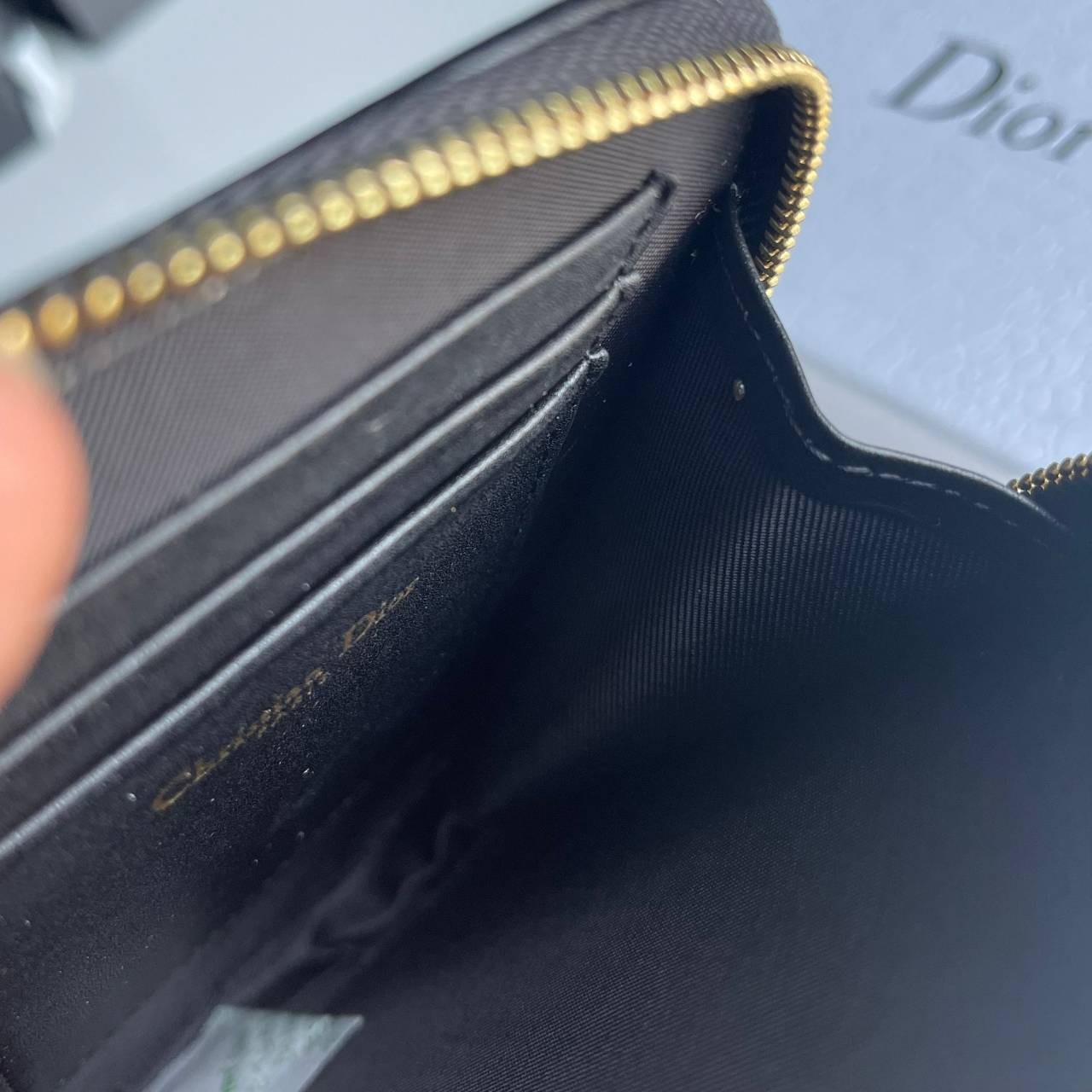 DIOR Phone Bag / DIOR 30 Montaigne Phone Holder Blue Dior Oblique Jacquard เกรดใช้งานสลับของแท้ เกรดออริจินอล กระเป๋าใส่โทรศัพท์ติดโลโก้ CD สีทองด้านหน้ากระเป๋า มีสายโซ่สีทองแบบยาวที่สามารถสะพาย crossbody ได้ และสายหนังเอามาหิ้วเก๋ๆ ก็ได้นะคะ สายทั้ง 2 สา