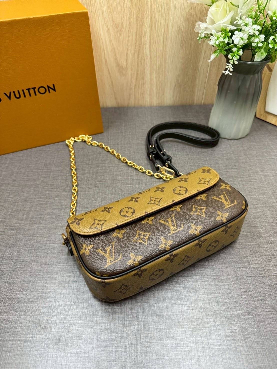 ORI หนังแท้ | LV Ivy chain wallet Bag กระเป๋าสะพายใบเล็ก ดีไซน์กระเป๋าสตางค์โซ่ โดดเด่นด้วยลาย Monogram Reverse Canvas เอกลักษณ์ของ Maison มอบลุคใหม่สดใส