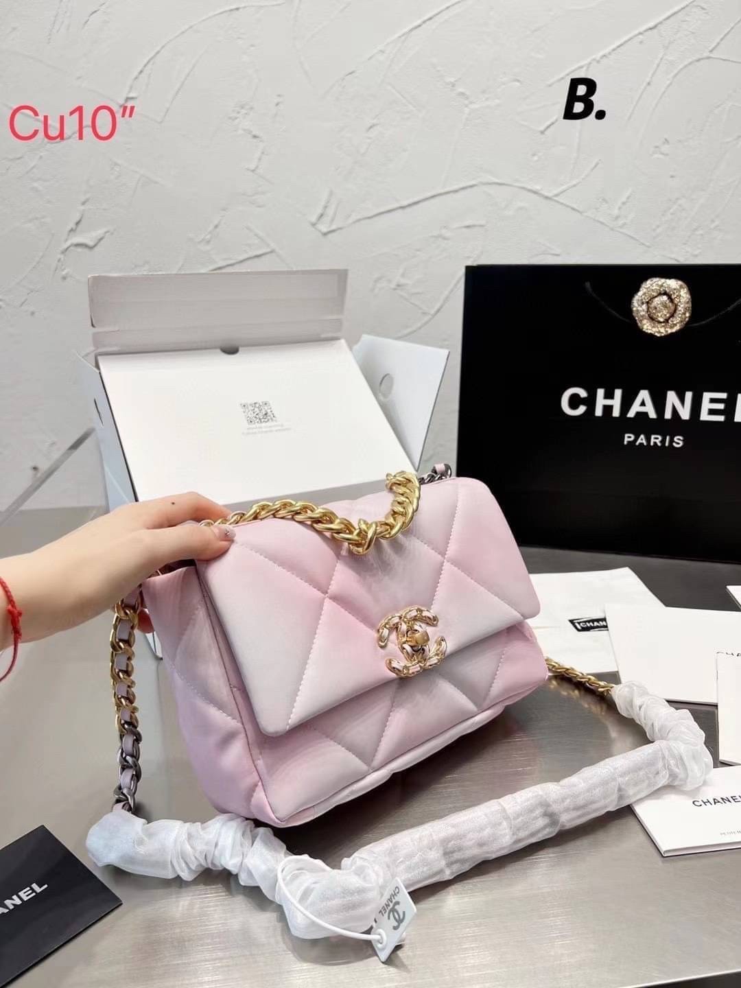CHANEL 19 FLAP BAG กระเป๋าสะพายทรงคลาสสิค โทนสีหวานละมุน หนังนิ่ม เงาขึ้นรูปสวย ดีไซต์สายสะพายโซ่สองสีสลับหนัง ตกแต่งโลโก้แบรนด์ที่ด้านหน้าอะไหล่สีทอง สวยหรูมาแต่ไกล ด้านหลังมีช่องสำหรับเก็บของหนึ่งช่อง สามารถสะพายออกงานได้หลายโอกาส สวยงามไม่ผิดหวังค่ะ