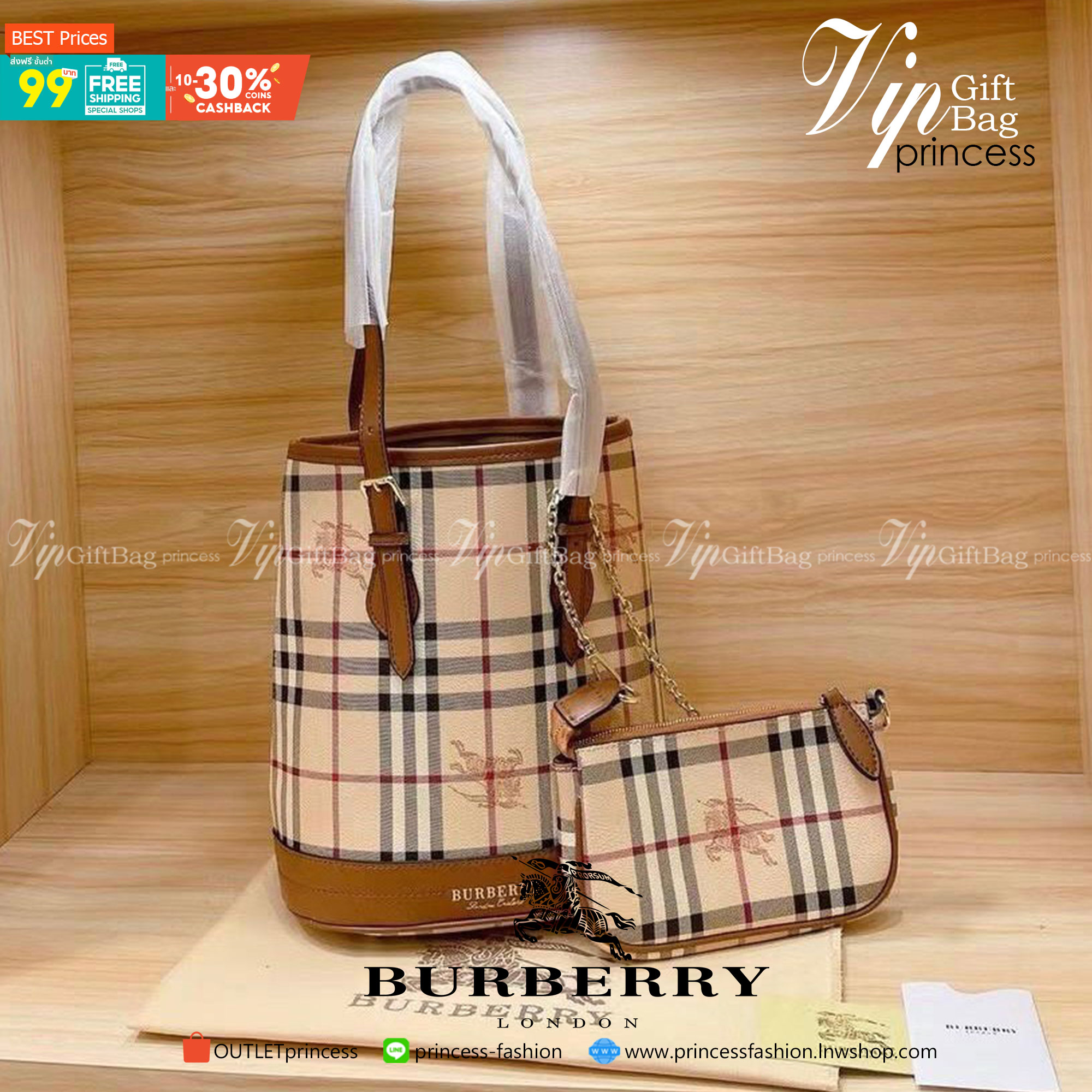 BURBERRY VINTAGE SET BAG VIP GIFT WITH PURCHASE (GWP) **ซื้อ1ได้ถึง2ใบ กระเป๋าถือทรงสวยหรู งานพรีเมี่ยมกิ๊ฟ Limited Edition จากBURBERRY วัสดุหนังPVC สวยหนังนิ่ม ตัดด้วยสายหนังสีน้ำตาลเข้ม **สวยตาแตกกกก มาพร้อมช่องใส่ของขนาดใหญ่ อยกเป็นช่องซิปและช่องใส่ของ