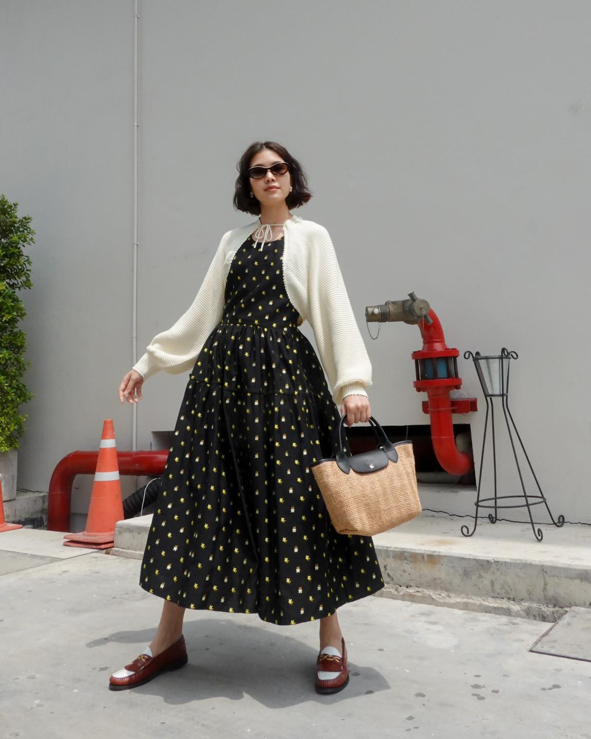 LONGCHAMP LE PLIAGE COLLECTION PAILLE TOP HANDLE BAG มี 3 ขนาด XS/S/M กระเป๋าถือหรือสะพาย งานสาน raffia ปากกระเป๋าตัดด้วยหนังสีดำ ลุคช์สุดเท่ของเหล่า Celebrities กับกระเป๋าปิคนิกสุดฮิตจาก Longchamp อย่าง Le Pliage Paille (เลอ ปลิยาจ ไพล์) ถือเป็นกระเป๋าที