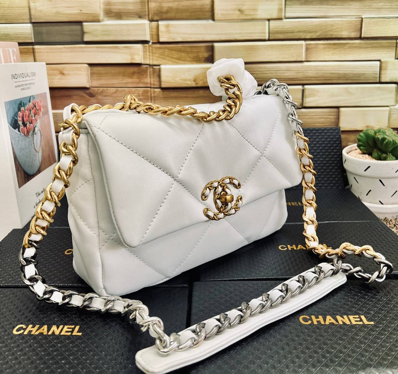 CHANEL 19 FLAP BAG / CHANEL LEATHER SHOULD BAG จำนวนจำกัด_หนึ่งในรุ่นที่สาวๆต้องมีค่า 🌟พร้อมส่ง ที่สุดของความคลาสสิค ห้ามพลาด ก่อนหมดค่ะ! กับกระเป๋าที่สามารถหิ้วได้