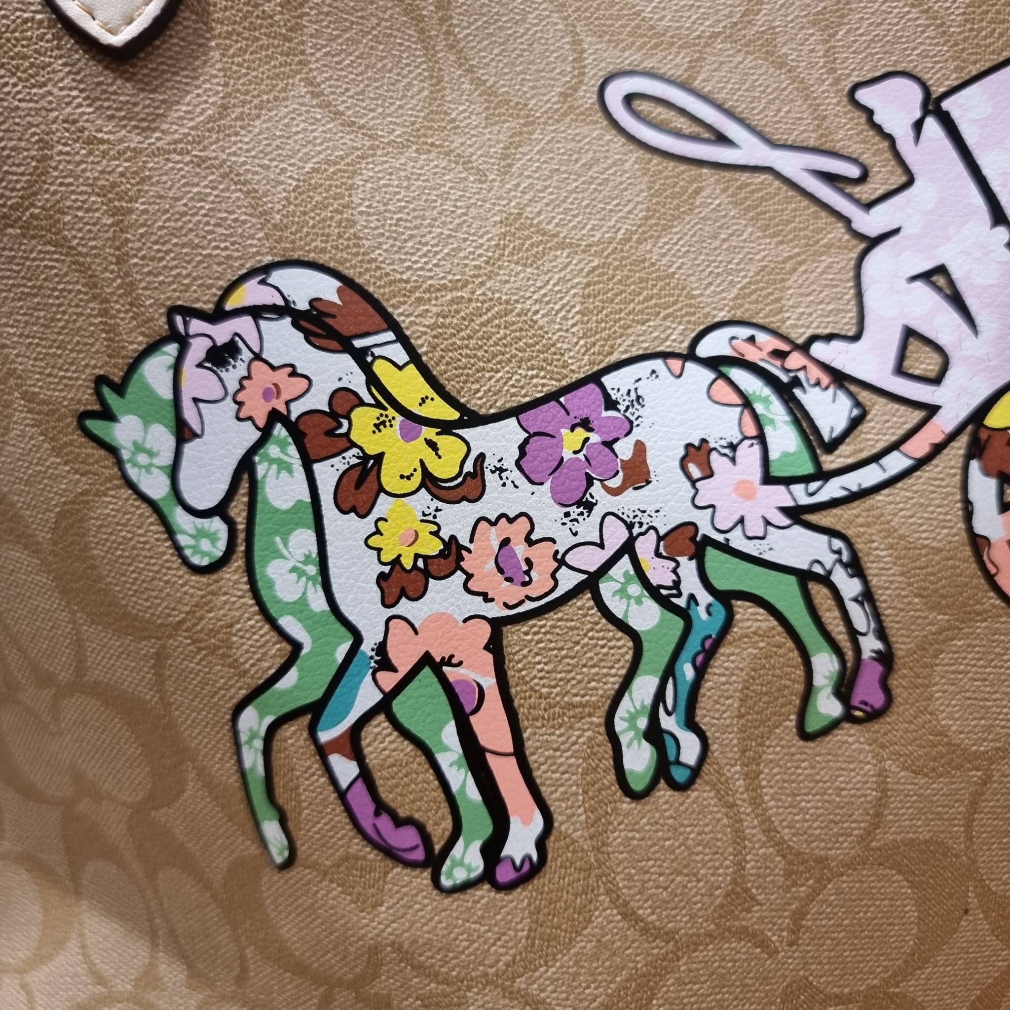 COACH CA607 CITY TOTE IN SIGNATURE CANVAS WITH HORSE AND CARRIAGE PATCHWORK GRAPHIC กระเป๋าทรงโท้ทใบใหญ่ คอลเลคชั่นใหม่ สวยโดดเด่นมากๆ น่ารักน่าใช้ไปอีกด้วยลวดลายซิกเนเจอร์โดดเด่น ใบนี้ใส่ของได้ของครบครัน จุได้แบบไม่ต้องกลัวเต็ม!! วัสดุหนังแคนวาสคุณภาพดี 