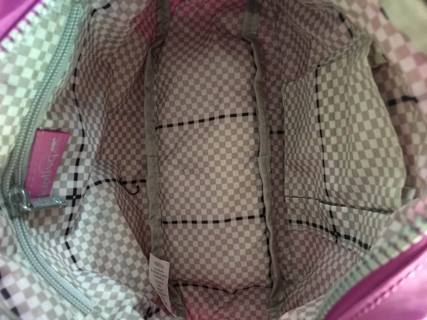 Kipling nylon shoulder bag K15313 กระเป๋าสะพายข้าง วัสดุ nylon บุด้วยนวมที่ฐานกระเป๋า เพิ่มความนุ่มค่ะ ขนาดกำลังน่ารักสะพายคล่องตัว ด้านหน้ามี ช่องใส่ของ 1 ช่อง ช่องหลักเปิดปิดด้วยซิป ภายในโล่งจุได้เยอะ ใส่กระเป๋าสตางค์ใบยาวได้ มีช่องซิปเล็กและสายห้อยกุญแ