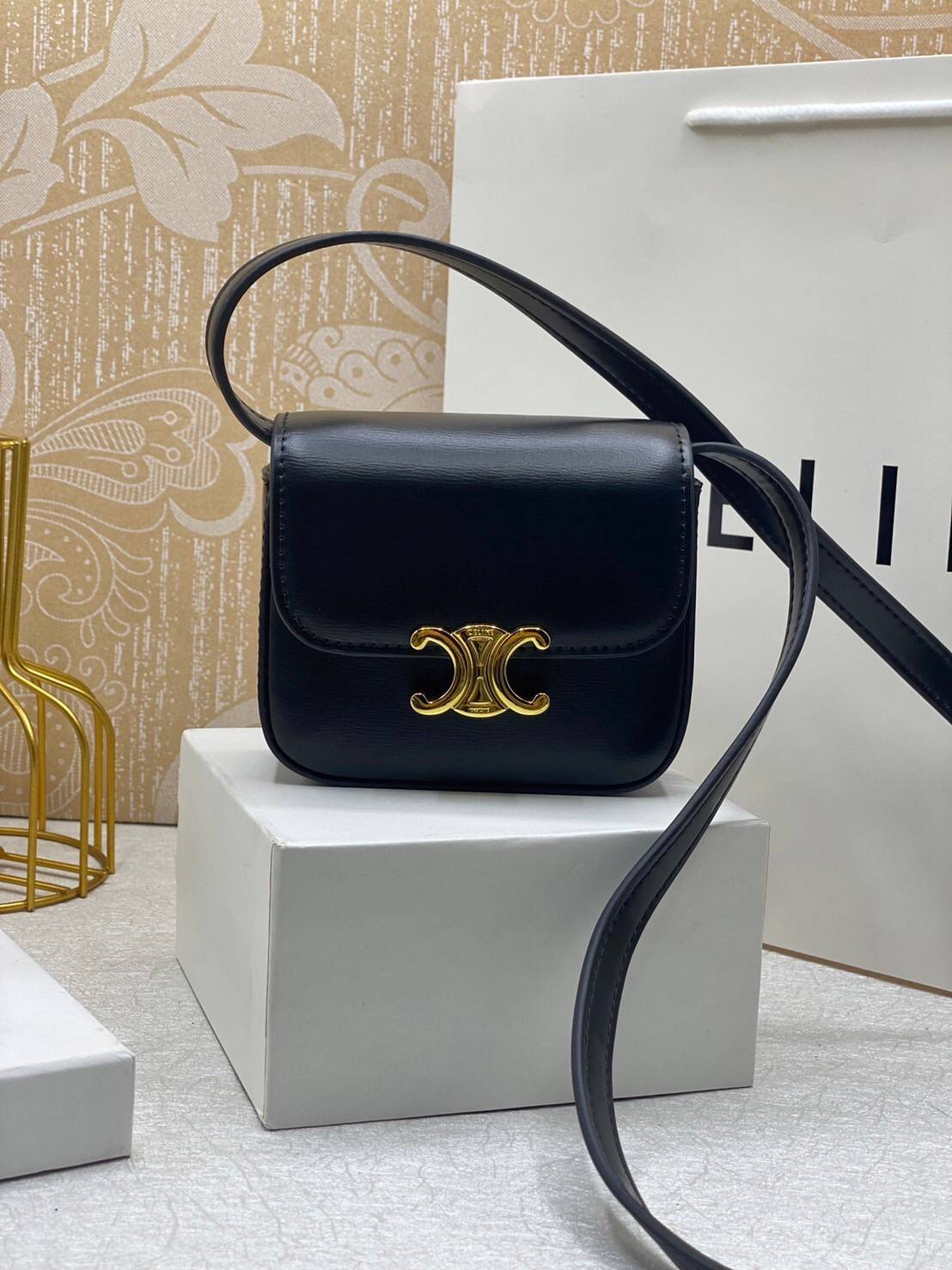 CELINE MINI TRIOMPHE IN TRIOMPHE Shiny calfskin เกรดออริจินอล กระเป๋ามินิทรงชิค ดีไซน์รูปกล่องสุดแสนมินิมอล สามารถสะพายแบบ Crossbody และยังเป็น Belt Bagได้อีกด้วย วัสดุแคนวาสลาย Triomphe แบบไม่มีตกยุค ด้านหน้าโดดเด่นด้วยโลโก้สีทอง