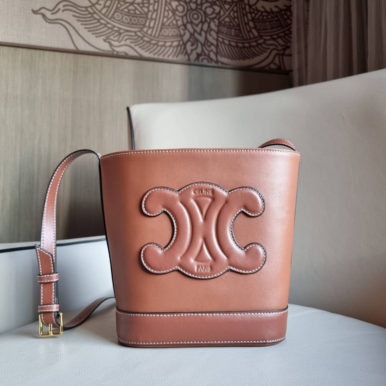 VIP 】CELINE BUCKET BAG CUIR TRIOMPHE คอลเลคชั่นใหม่ ฮิตข้ามปี กับกระเป๋าสะพายทรงถัง ใช้งานง่ายที่สุด สายสะพายในตัว ปรับใช้ได้เลย วัสดุหนังวัว เรียบหรู ผู้ดีไปอีก โดดเด่นด้วยโลโก้เอกลักษณ์ มีกระดุมปิดที่ปากกระเป๋า ภายในโล่งกว้าง ใส่ของแบบจุๆไปเลย เป็นรุ่นท