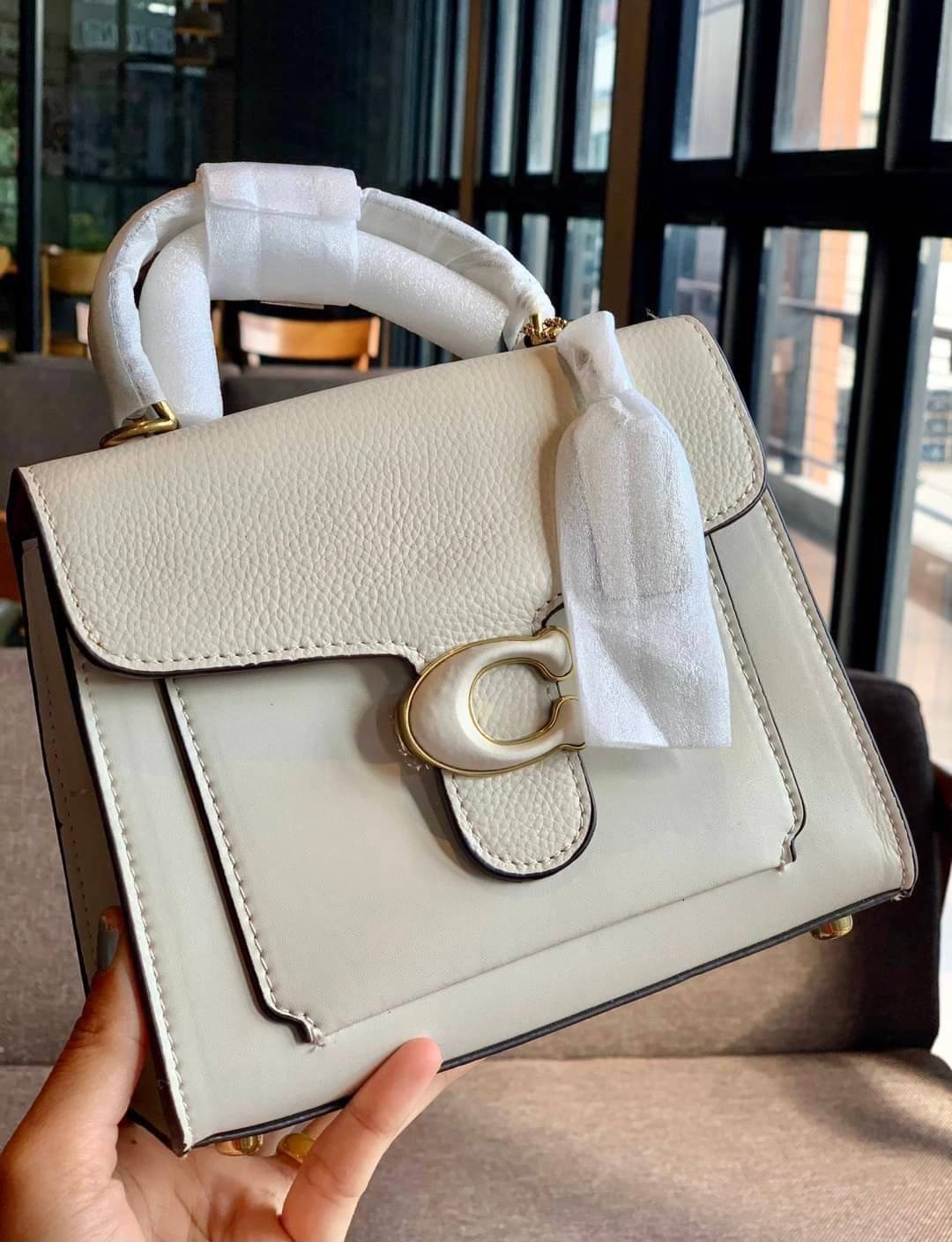 COACH TABBY TOP HANDLE 20 พร้อมส่งที่ไทยค่ะ! กระเป๋าหิ้ว//สะพายข้างได้ หนังแท้อย่างดี กหนึ่งใบทำหนังสองลายได้อย่างสวยงาม พร้อมโลโก้รุ่นใหม่ล่าสุดดูดีมากๆค่ะ เปิดปิดกระเป๋าแบบกดล็อค ภายในมีช่องหลักสองช่อง ใส่มือถือได้ทุกรุ่น;กระเป๋าเงินใบกลางได้;ของจำเป็นจ