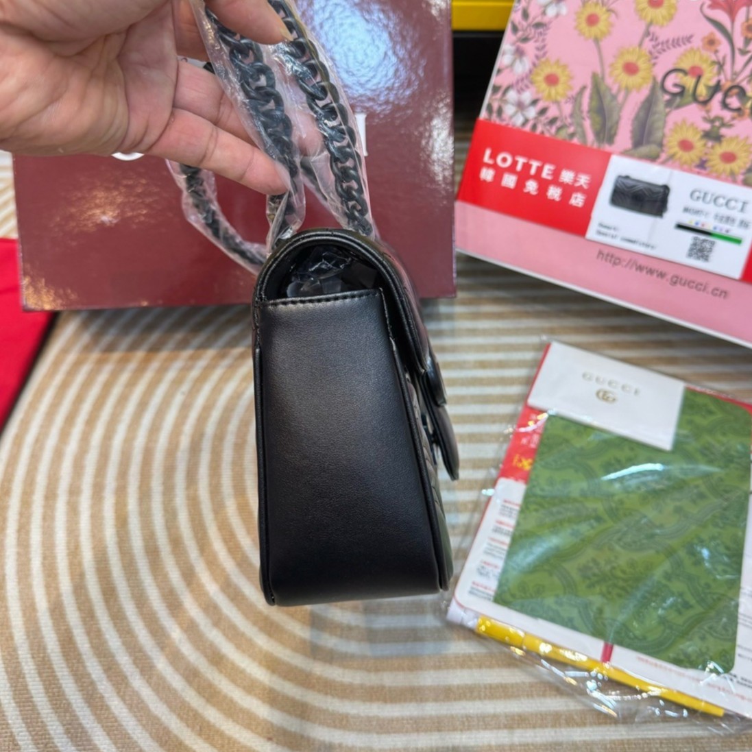 GUCCI GG Marmont medium shoulder bag 🖤 กระเป๋าสะพายข้างรุ่นคลาสสิค ดีไซน์ใหม่ อะไหล่ดำ สะพายขับผิว ดูแพง อัพลุคได้สบายๆ เปิด-ปิดด้วยตัวกดล็อคแน่นหนา ด้านหลังดีไซน์รูปหัวใจ