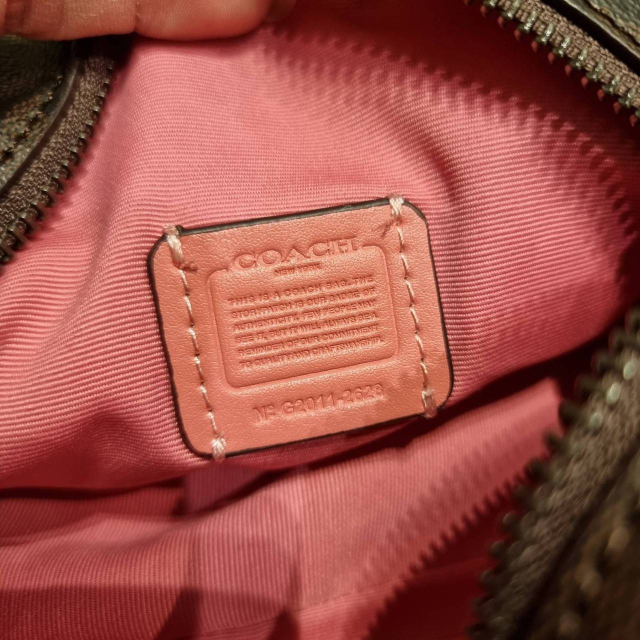 COACH 2628 MINI SERENA CROSSBODY IN SIGNATURE CANVAS ใหม่ที่สุด!! พร้อมส่งทุกสีเด็ด!! ย่อส่วนกระเป๋าสะพายคอลเลคชั่นยอดฮิต มินิเซเรนา ที่รับรองว่าน้องน่ารักม้ากกก!! ขนาดเล็กกุ๊งกิ๊ง แต่ดีเทลยิ่งใหญ่ วัสดุหนังแคนวาสเคลือบลาย เปิด-ปิดด้วยซิป สะดวกใช้ ภายในเป