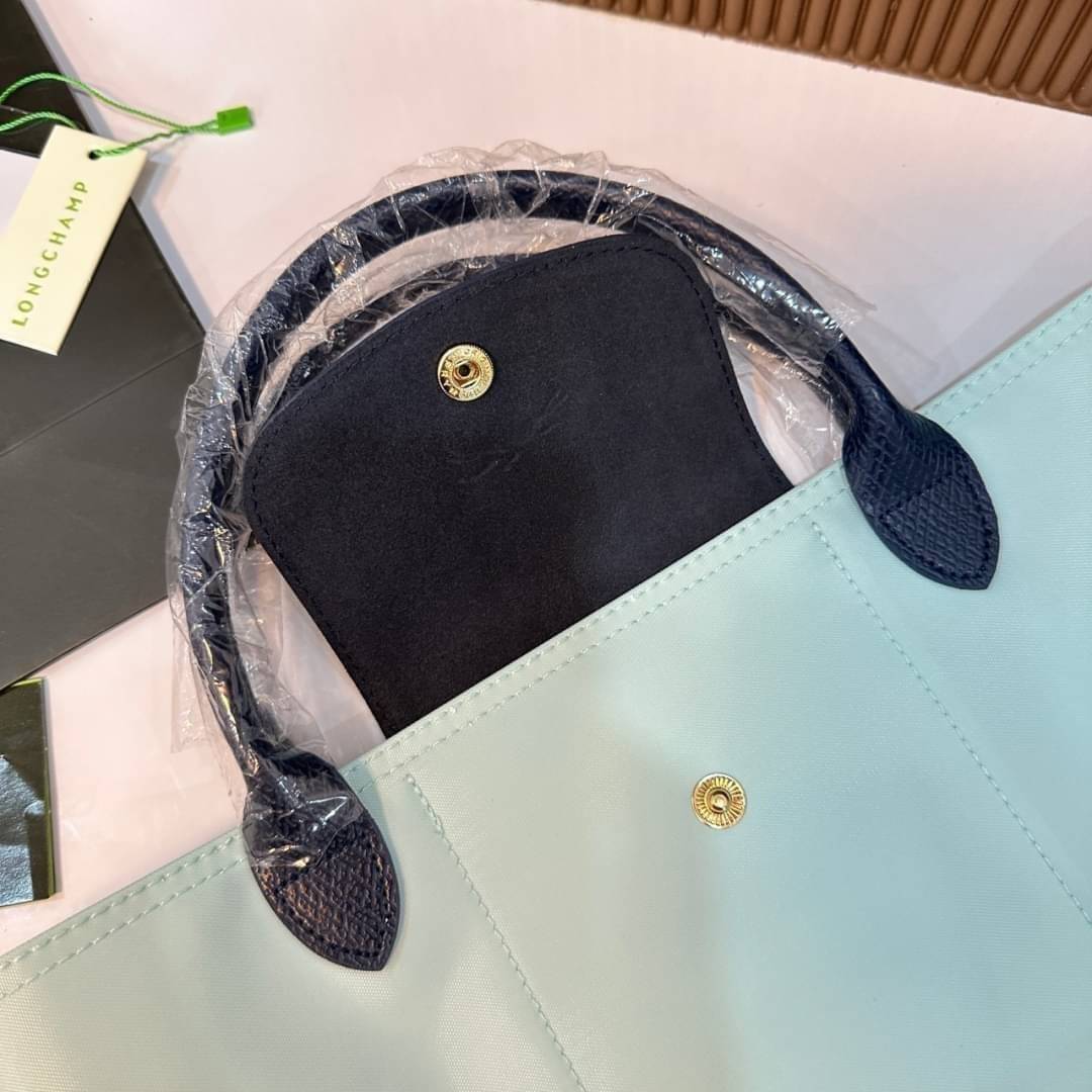 LONGCHAMP LE PLIAGE RE-PLAY TOP HANDLE BAG สินค้ารุ่นลิมิเต็ด collection สุดปัง ซื้อใบเดียวเหมือนได้2 ใบ กระเป๋าสะพายแนวตั้งที่กว้างขวาง มีเอกลักษณ์เฉพาะตัวแต่มีดีไซน์ที่น่าดึงดูด