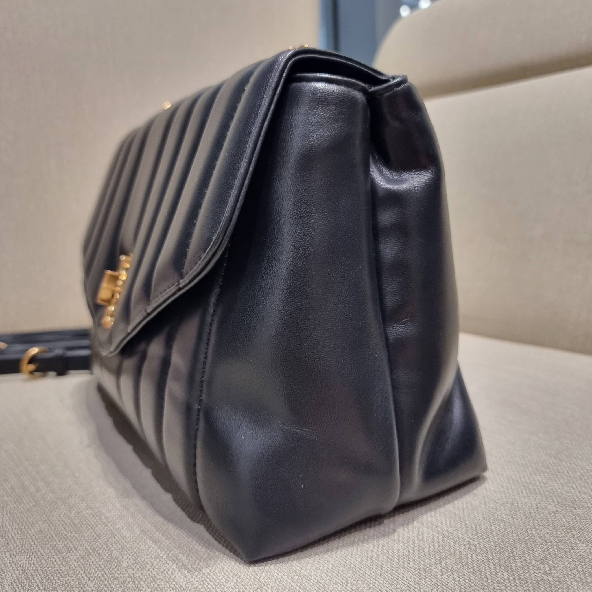 TORY BURCH KIRA QUILTED LARGE SATCHEL ใบใหญ่กับคอลที่ปังไม่ไหว พร้อมเสิร์ฟสีคลาสสิค กระเป๋าถือ/สะพาย ทรงสวย ดูแพง ดูหรู!! หนังแท้ ดีไซน์บุนวม เส้นคมสวย วัสดุหนังแกะ สัมผัสดีงาม นิ่มมือ เปิด-ปิดด้วยอะไหล่บิดล็อค ภายในเป็นช่องโล่ง มีช่องซิป ใส่ของได้แน่นๆ ม