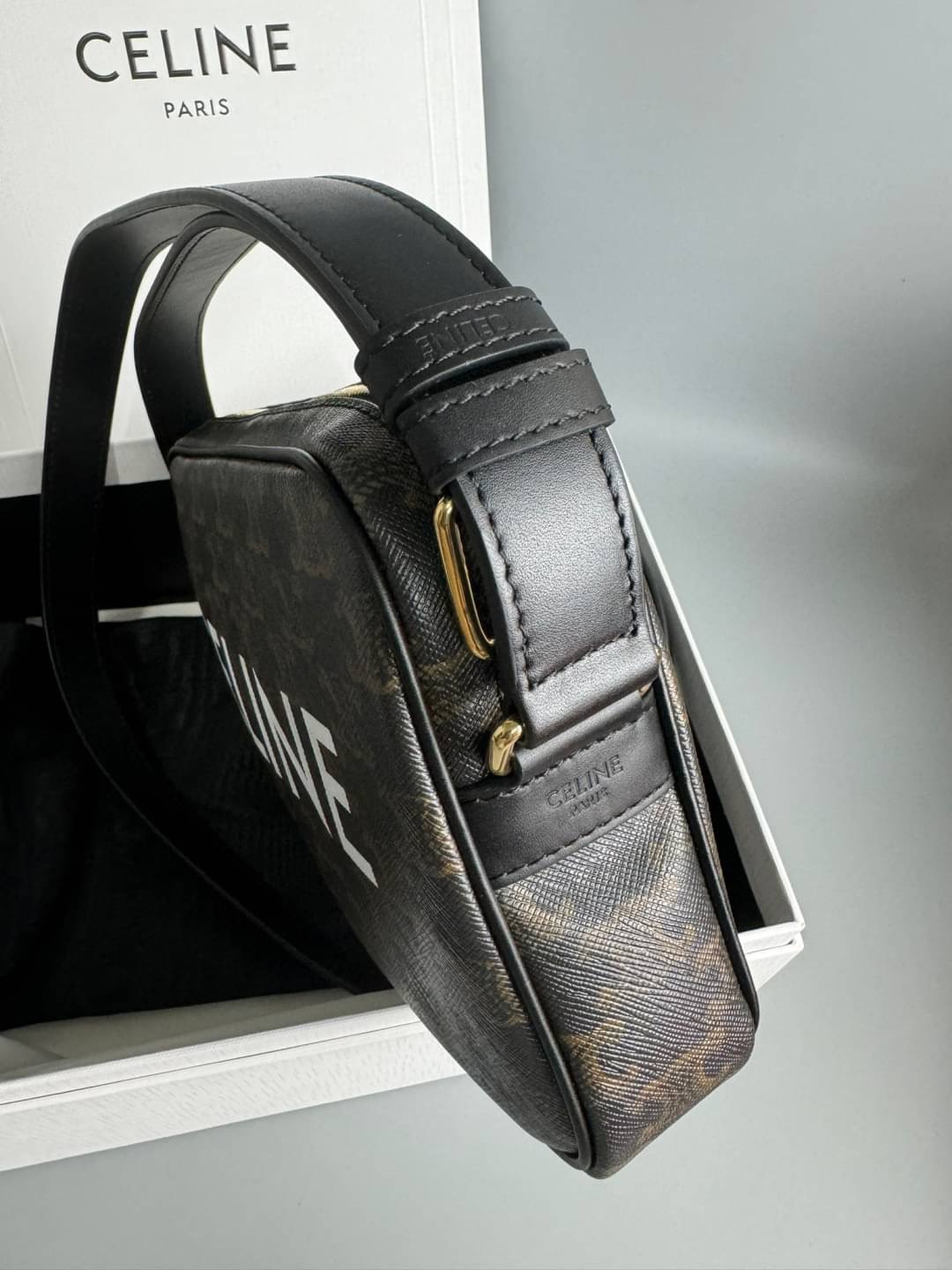 CELINE MEDIUM MESSENGER BAG IN TRIOMPHE CANVAS WITH CELINE PRINT เกรดท็อปออริ 1:1 เกรดดีสุด สลับแท้ หนังแท้และแคนวาสแท้ ใช้งานต่างประเทศได้ ภาพถ่ายจากงานจริง