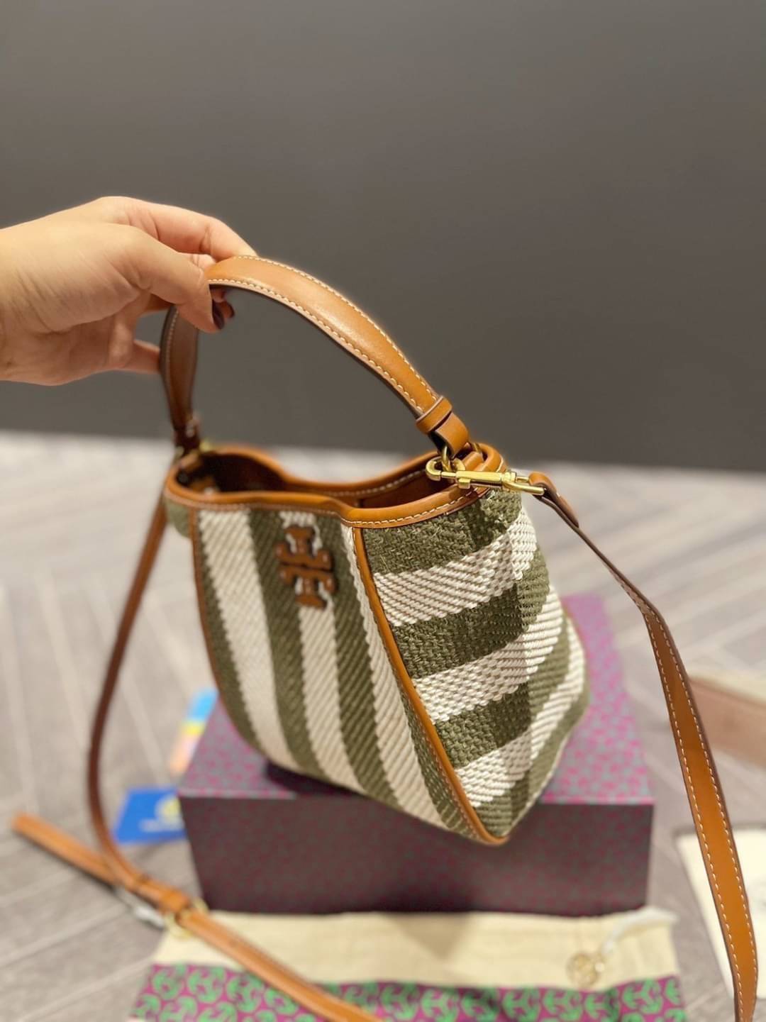 Tory Burch Logo-Plaque Striped Tote Bag - Green / Tory Burch Bucket Bag คอลเลคชั่นใหม่ รูปแบบคลาสสิคโทนเขียว ด้วยวัสดุธรรมชาติสังเคราะห์ พกพาความสวยไปได้ทุกที่ด้วยกระเป๋าทรง Bucket ทันสมัยสุดๆคะ