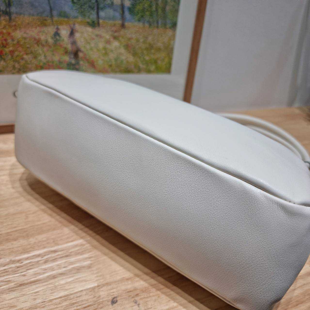 PRADA MEDIUM LEATHER HANDBAG กระเป๋าสะพายไหล่ดีไซน์เก๋และมาแรงมาก สาวๆหนุ่มๆติดแกลมต้องไม่พลาด สวยดูแพง เกรดวีไอพี ไฮเอน 1:1 ใช้งานต่างประเทศได้