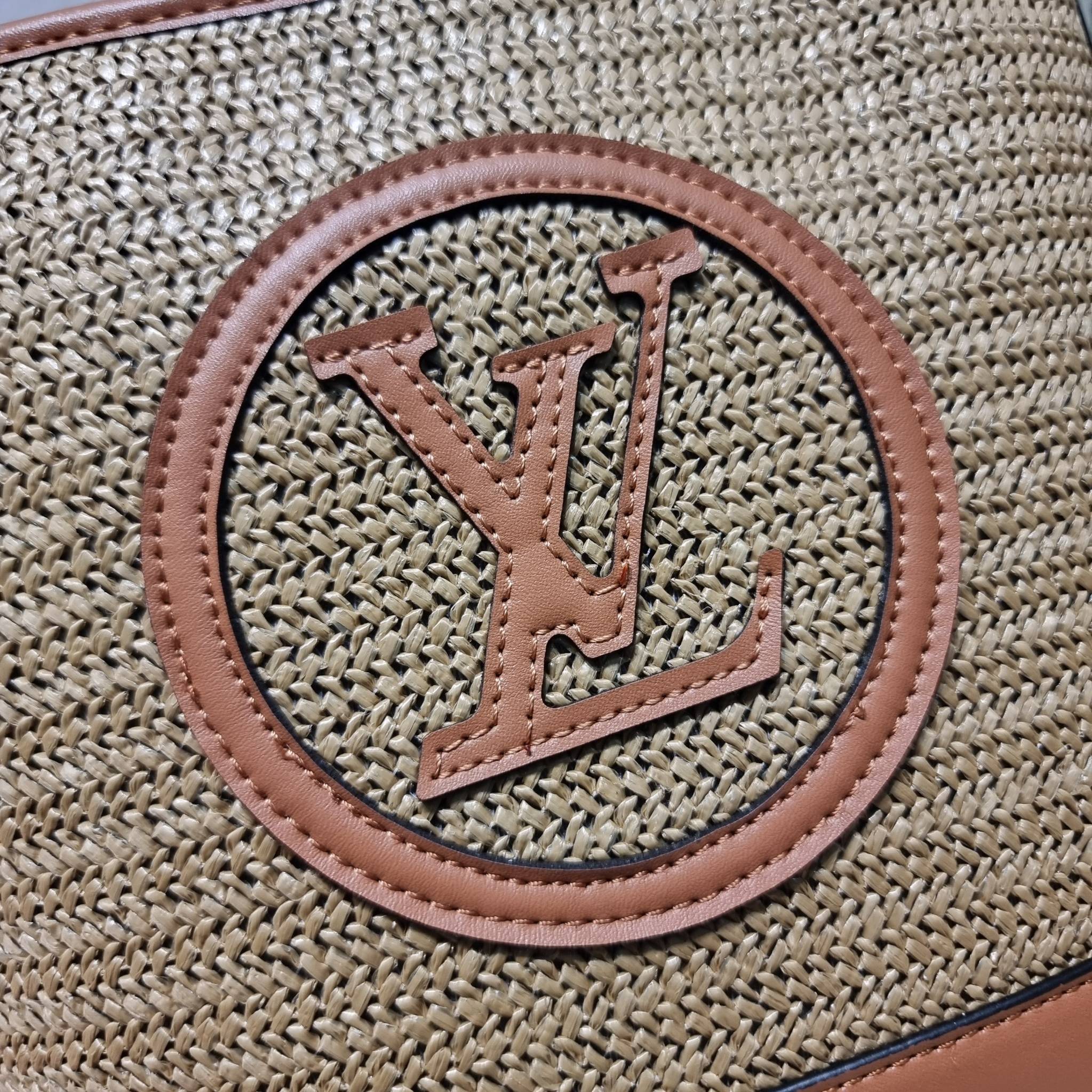 LV PETIT BUCKET BAG ไอเท็มเอ็กซ์คลูซีพจัดมาให้สาวๆโดยเฉพาะ!! กับกระเป๋าสะพายรุ่นลิมิเต็ดหายาก รูปทรงสวยงามสานเต็มใบ และยังโดดเด่นด้วยโลโก้ สีโทนอุ่น